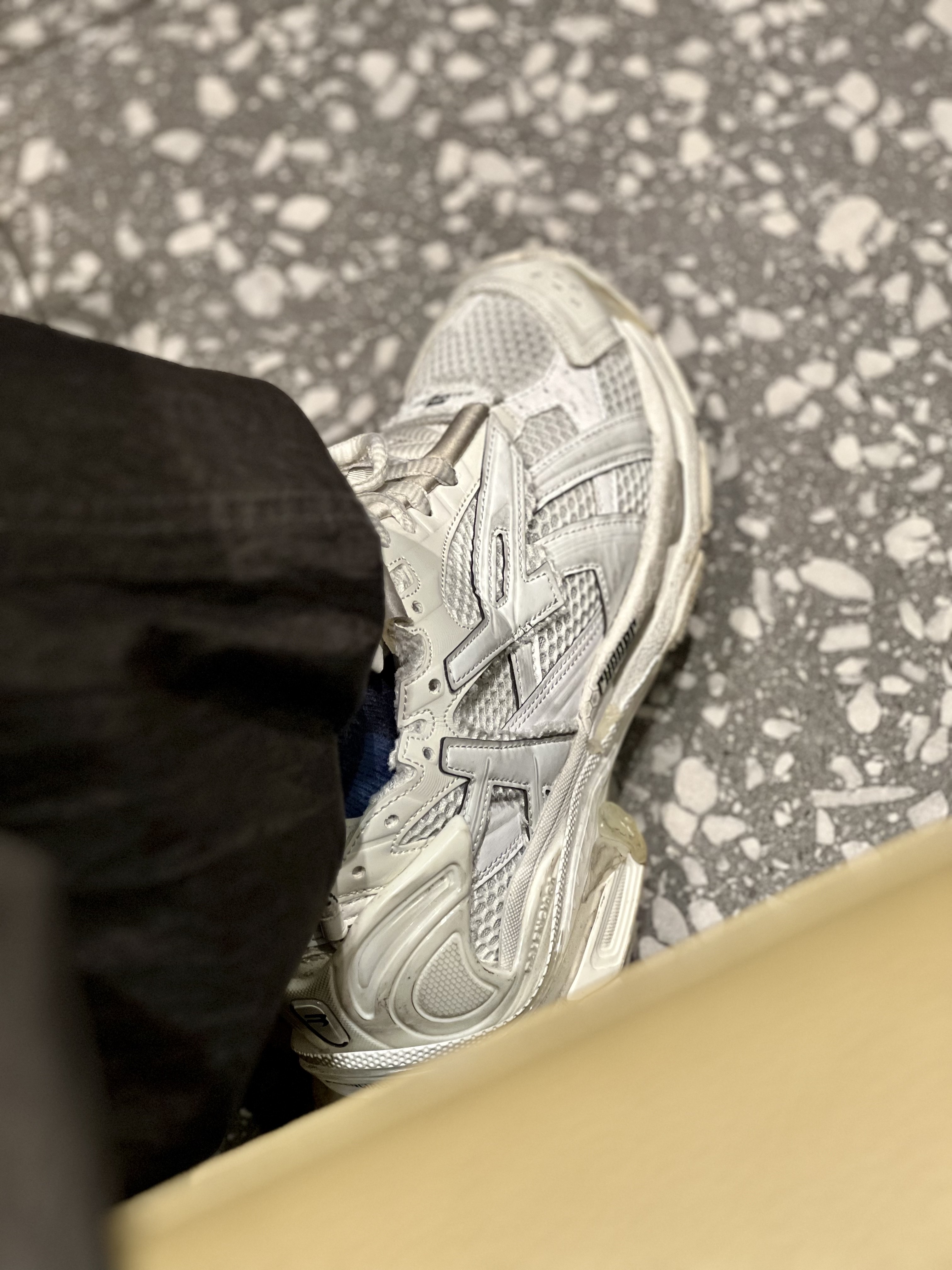 Balenciaga Runner Sneakers White, Yeezy Gap Hoodie Black 착용 스타일 - 2