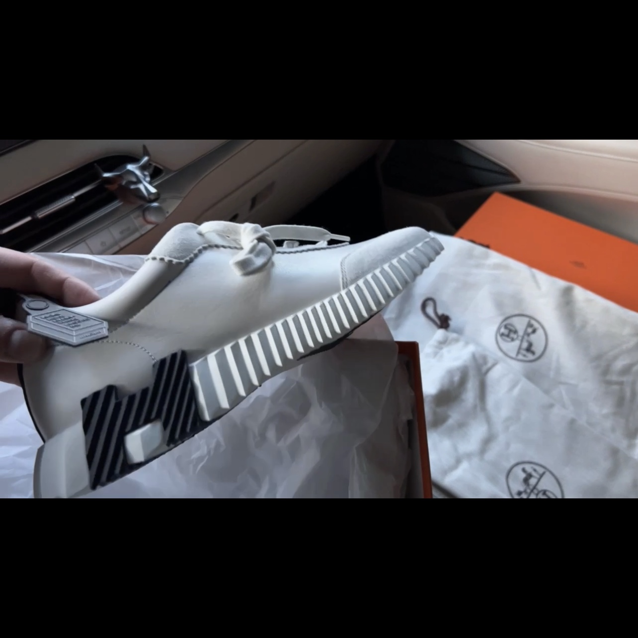 Hermes Bouncing Sneakers Calfskin Suede Goatskin & Blanc 착용 스타일 - 2