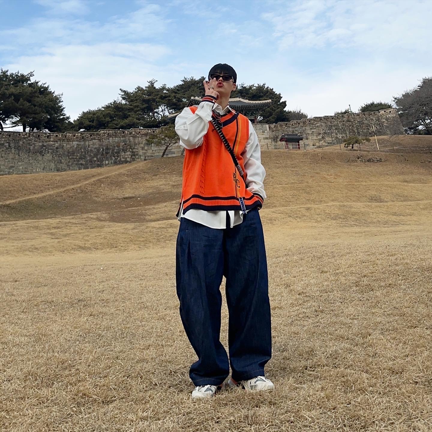 (W) Balenciaga Track Sneakers White Orange 착용 스타일 - 1