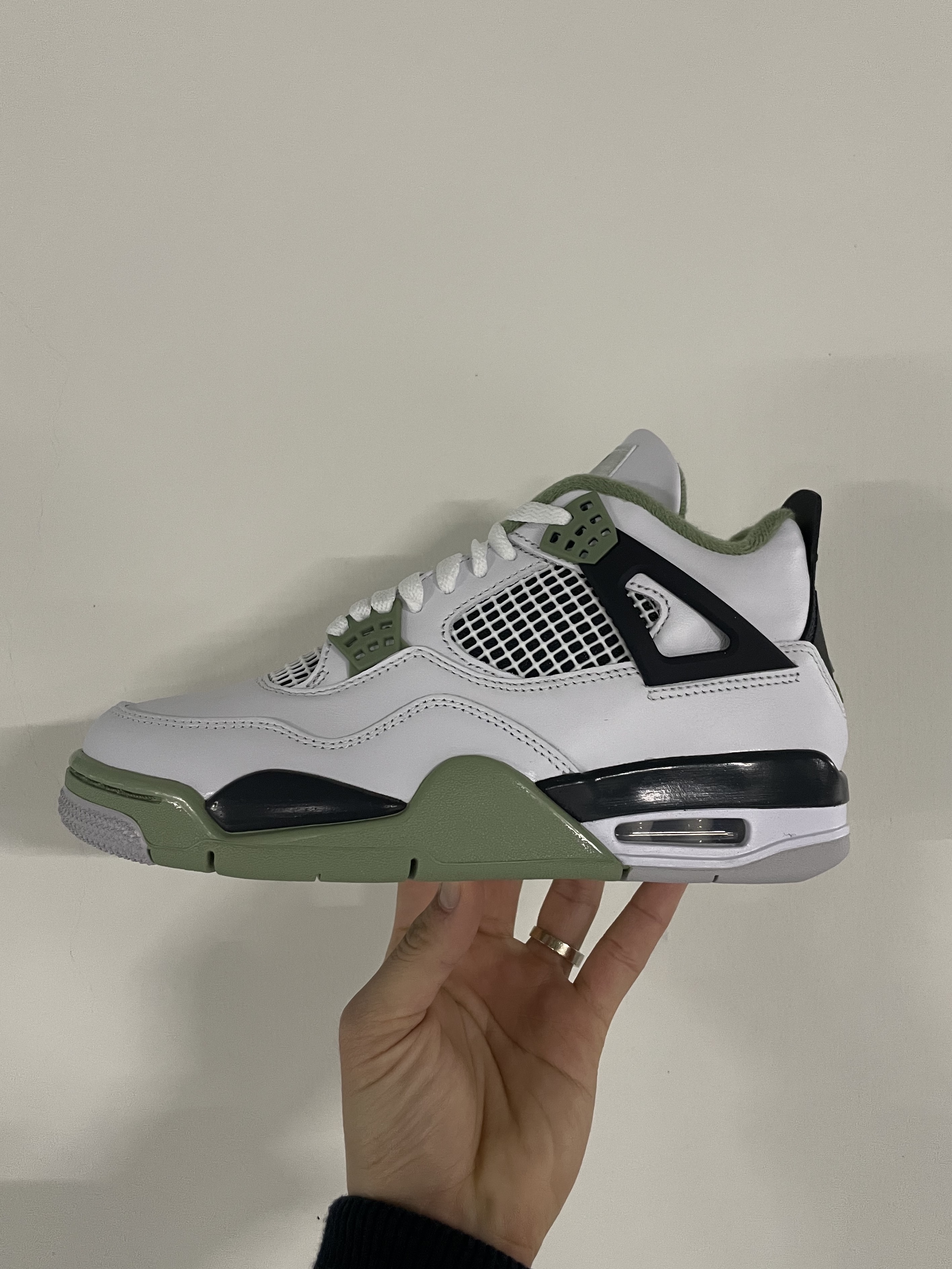 (W) Jordan 4 Retro Oil Green 착용 스타일