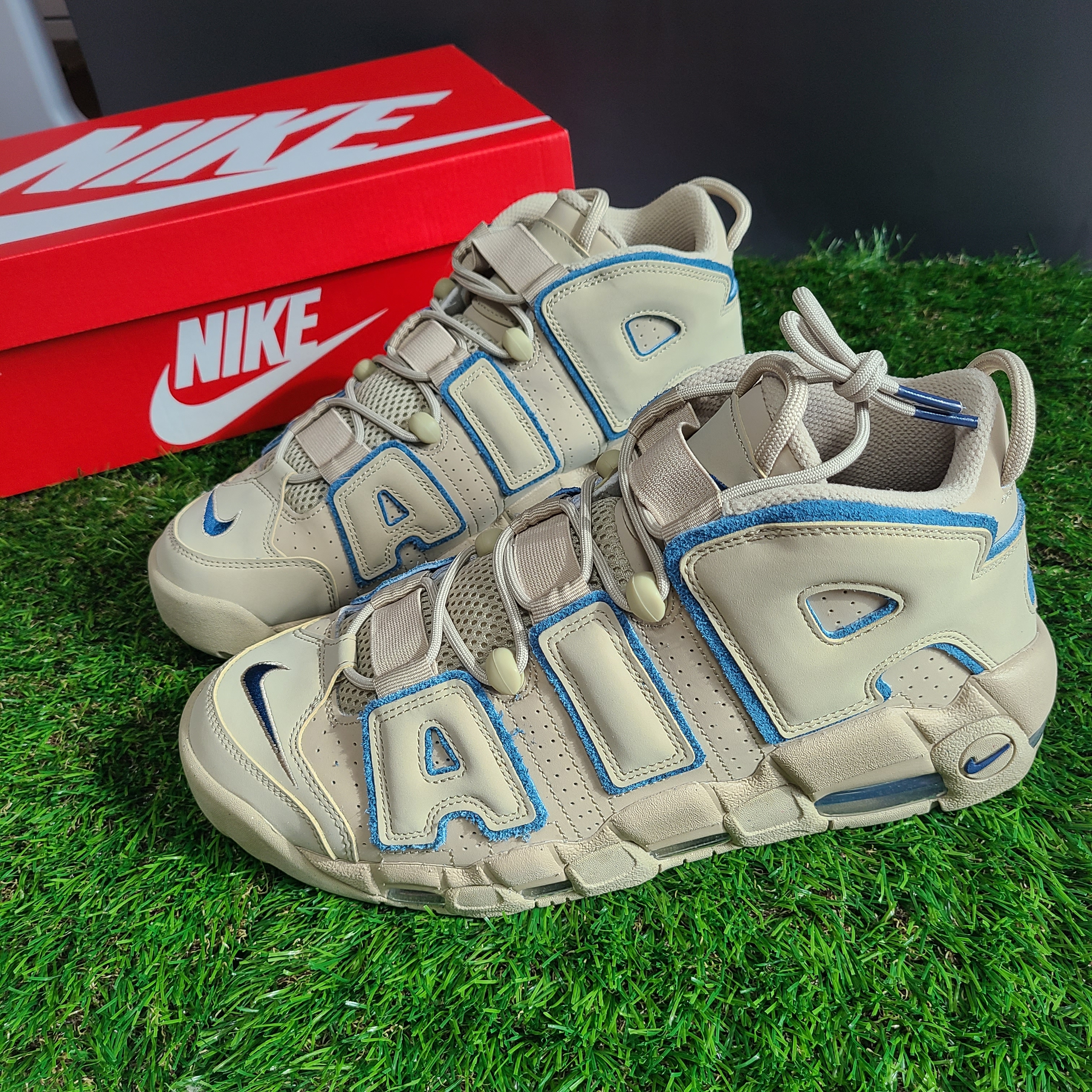Nike Air More Uptempo Limestone and Valerian Blue 착용 스타일