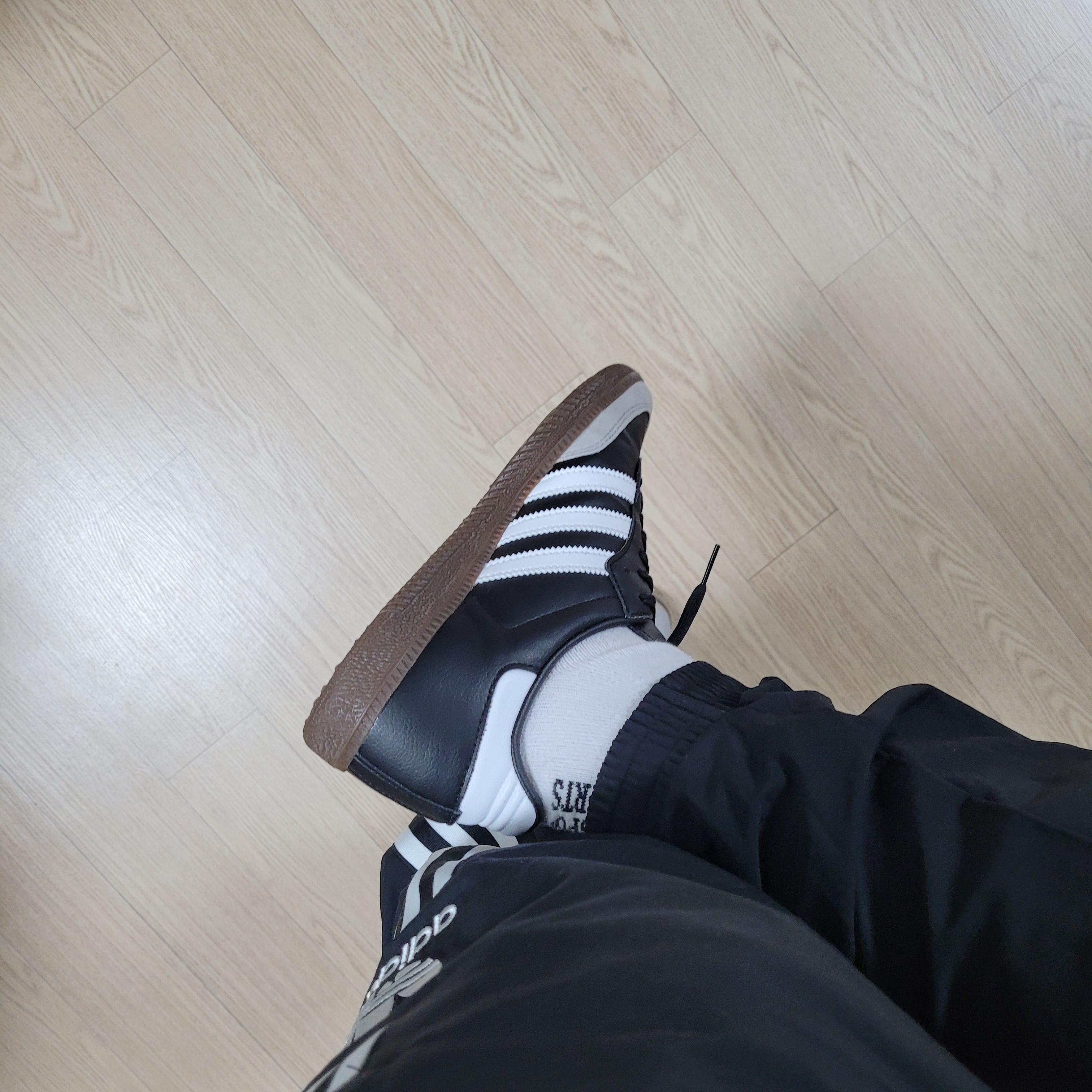 Adidas Samba Vegan Black White 착용 스타일 - 2