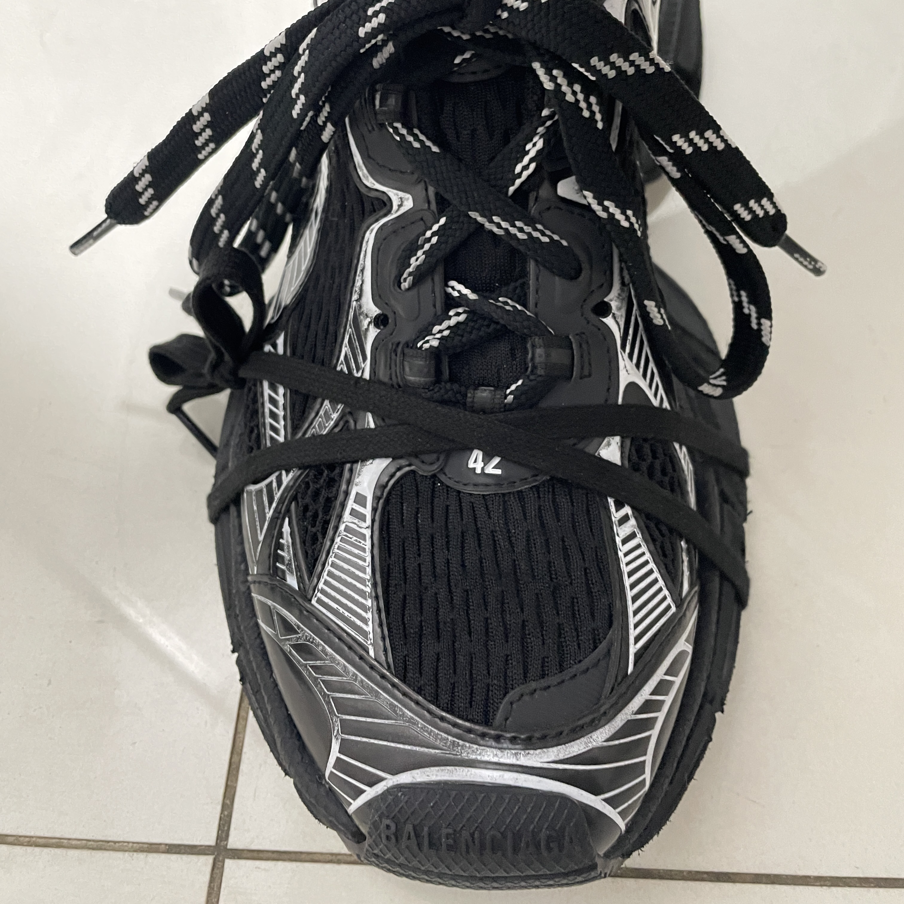 Balenciaga 3XL Sneakers Black White 착용 스타일 - 1