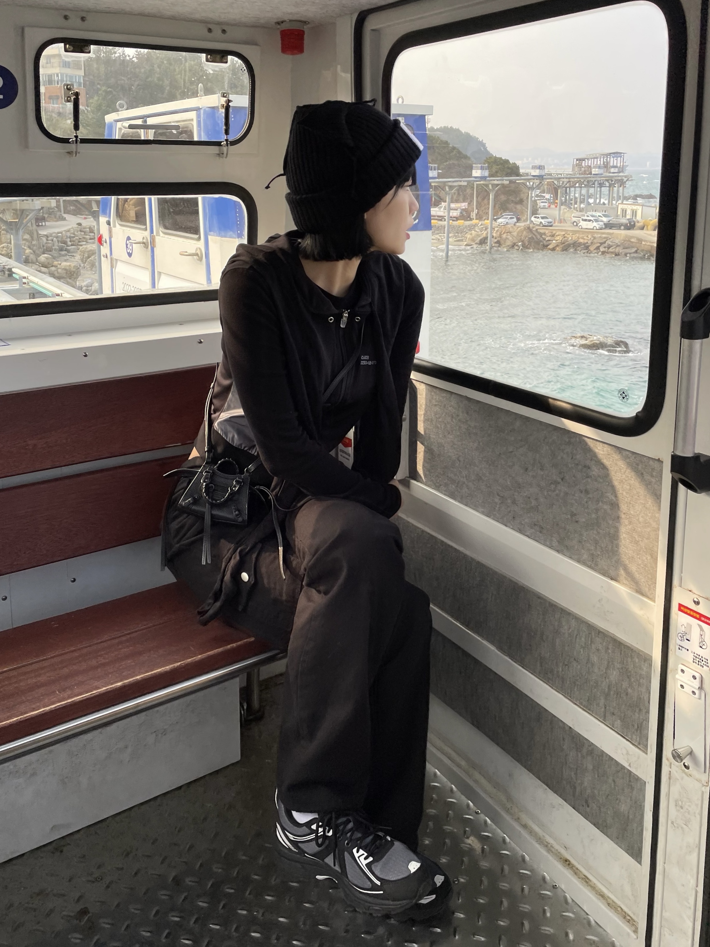 Balenciaga Grained Calfskin Neo Classic Super Nano Handbag Black, Asics Gel-Venture 6 Carrier Grey 착용 스타일 - 1