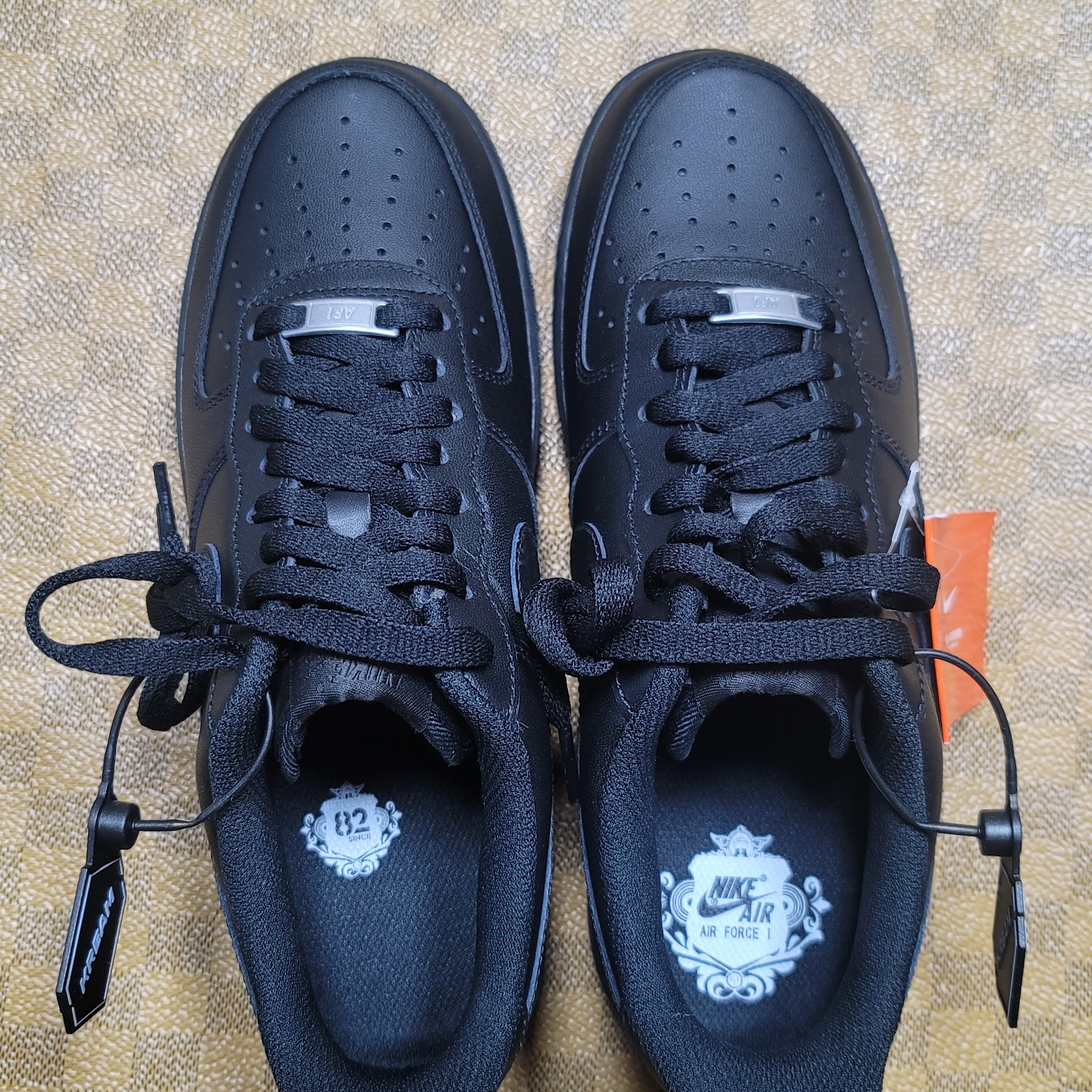 Nike Air Force 1 '07 Low Triple Black 착용 스타일 - 1