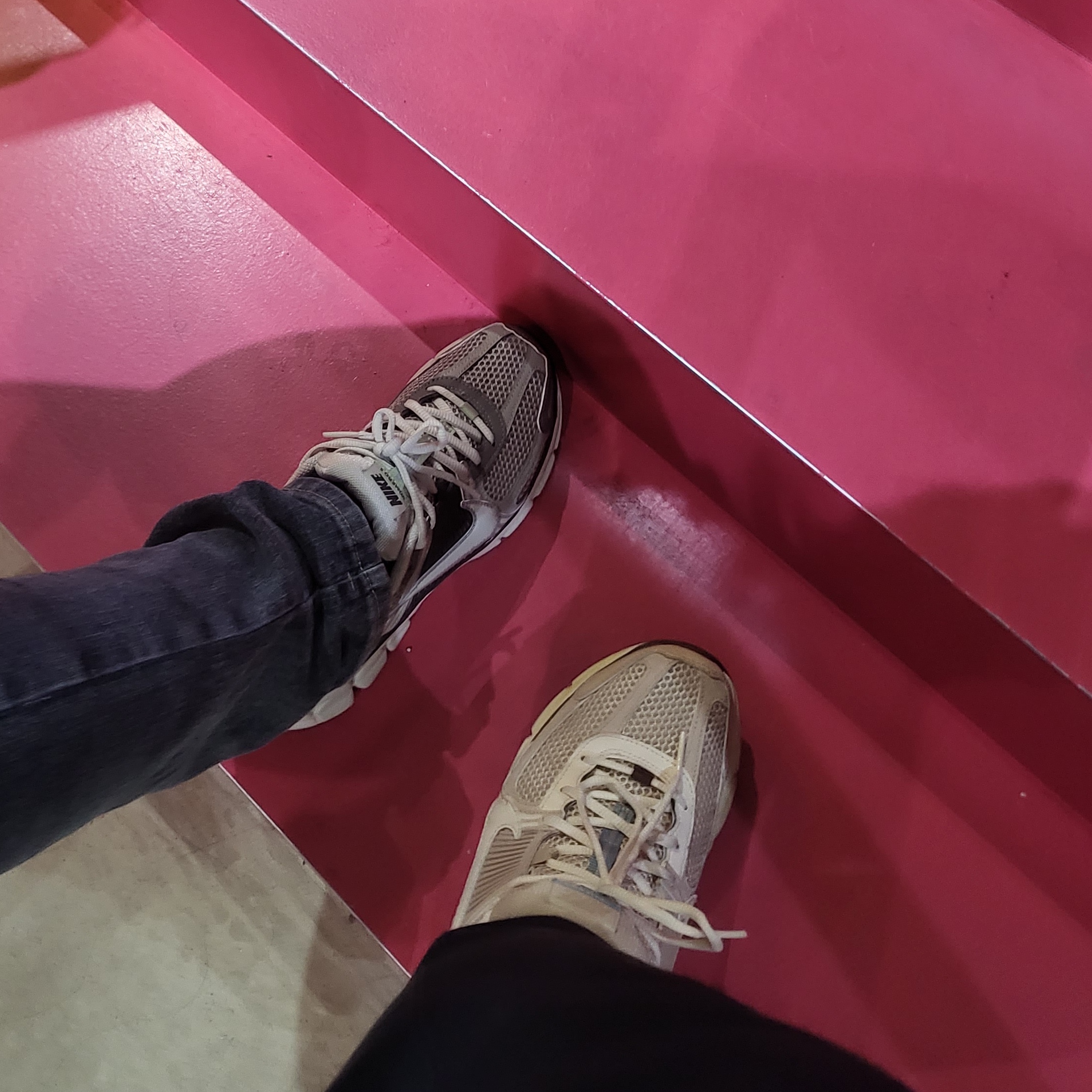 (W) Nike Zoom Vomero 5 Cobblestone and Flat Pewter, (W) Nike Zoom Vomero 5 Oatmeal 착용 스타일