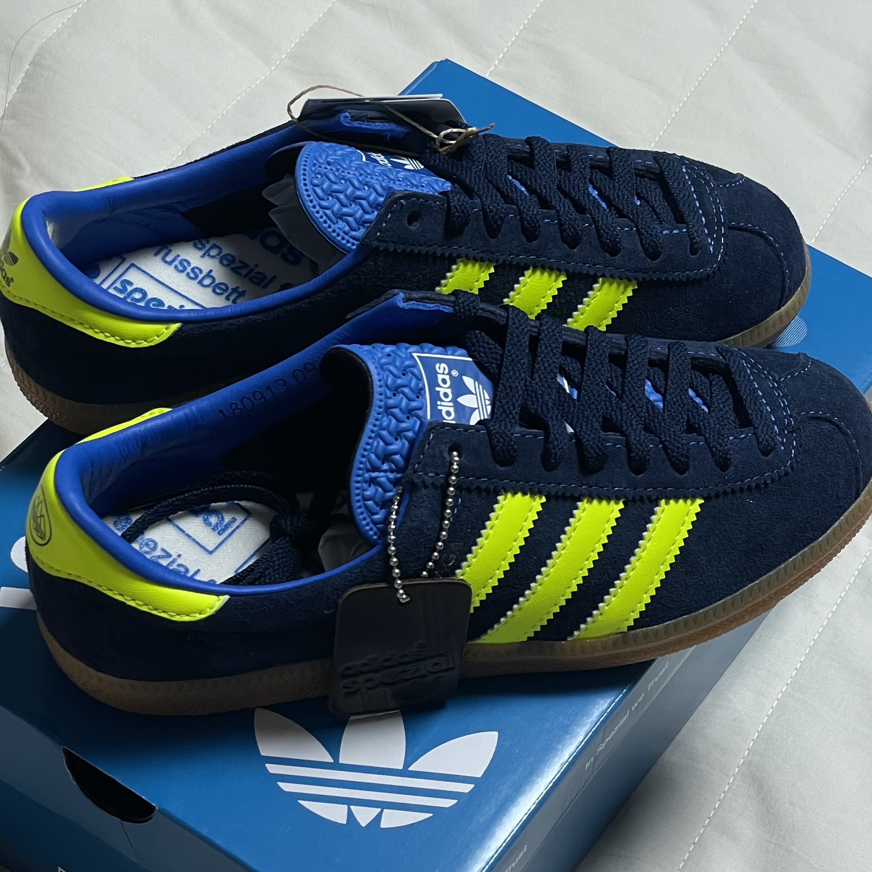 Adidas Hochelaga Spezial Night Indigo 착용 스타일