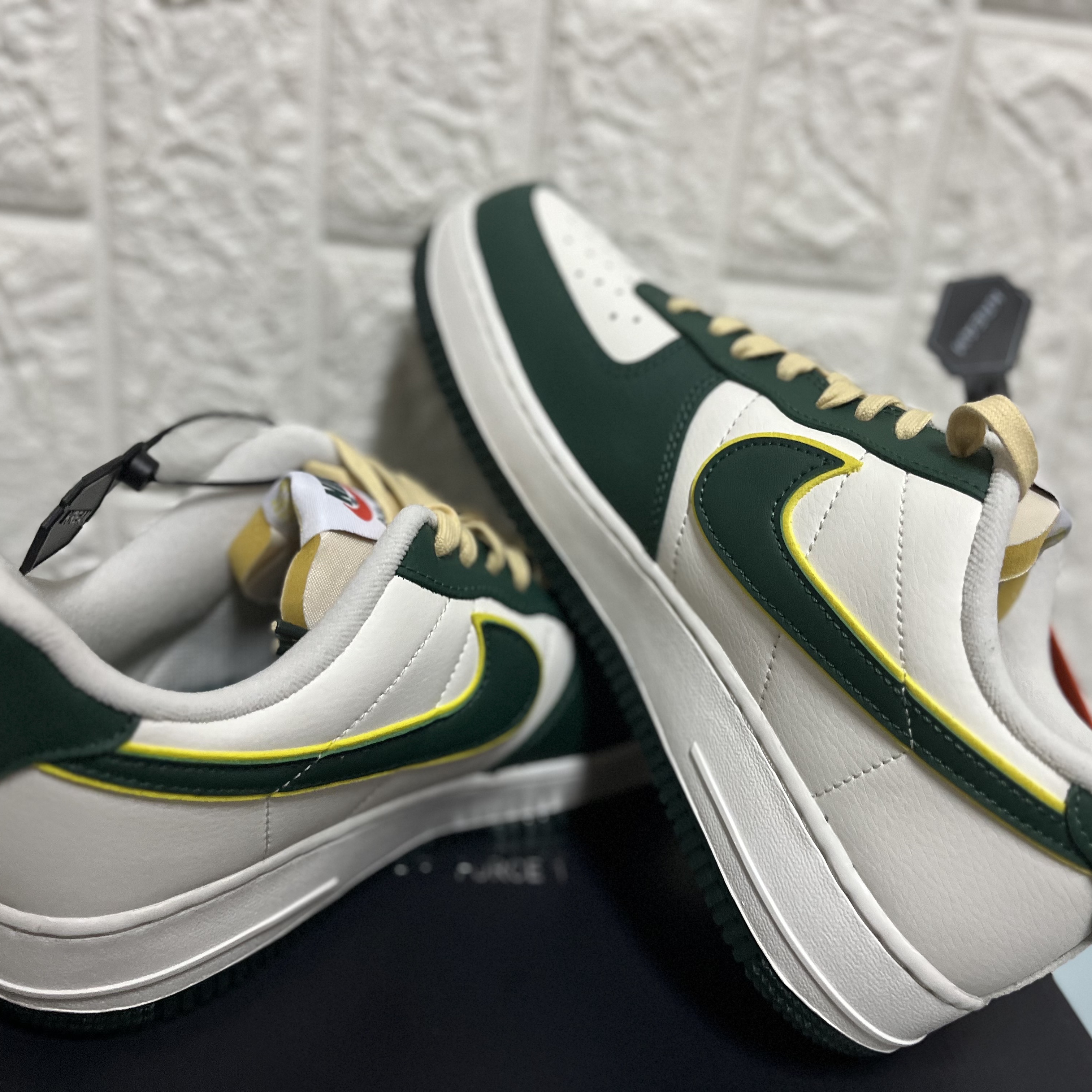 Nike Air Force 1 '07 LV8 Sail Noble Green 착용 스타일