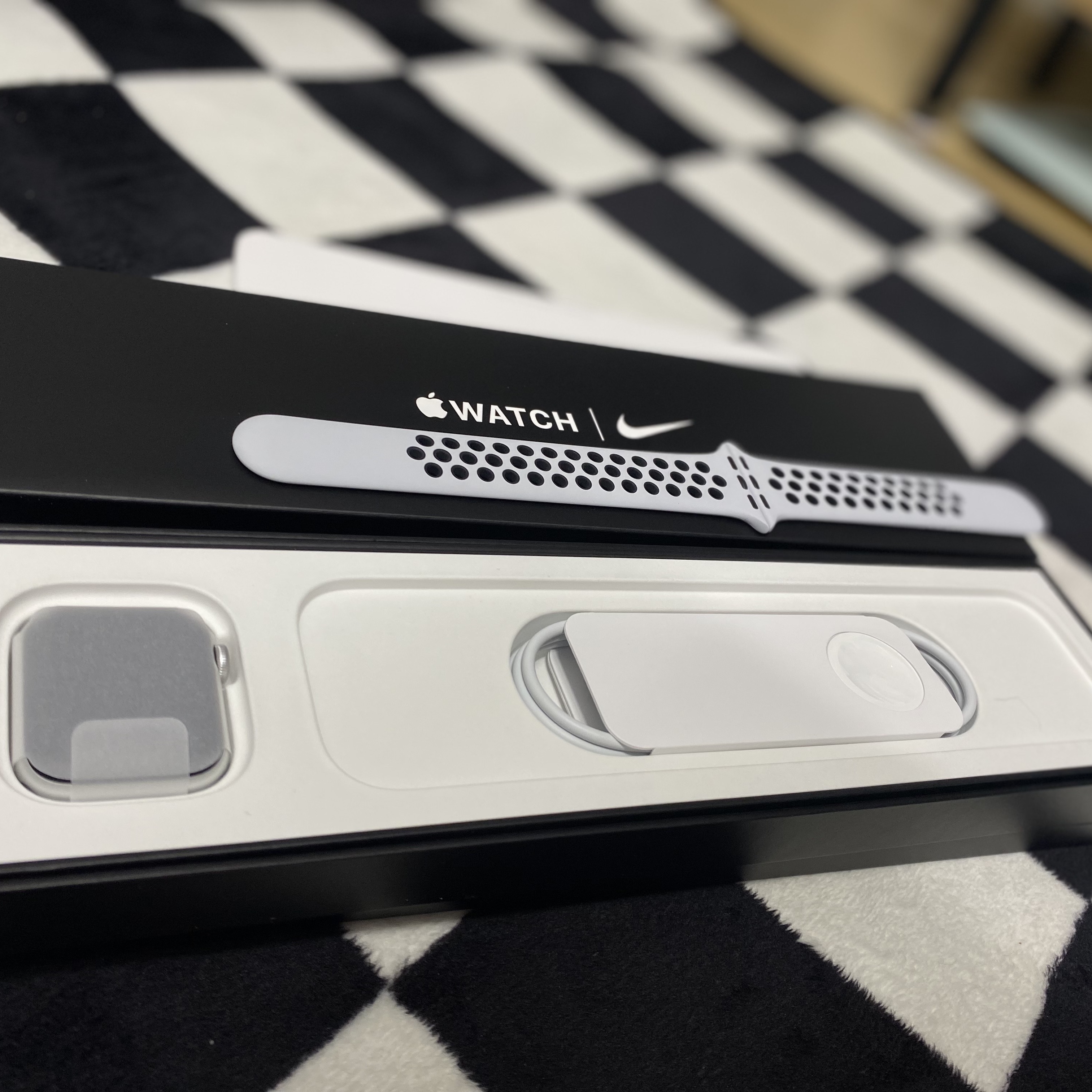 Apple Watch Nike SE 40mm Cellular Silver Aluminum Case with Nike Sport Band USB C Pure Platinum Black (Korean Ver.) 착용 스타일