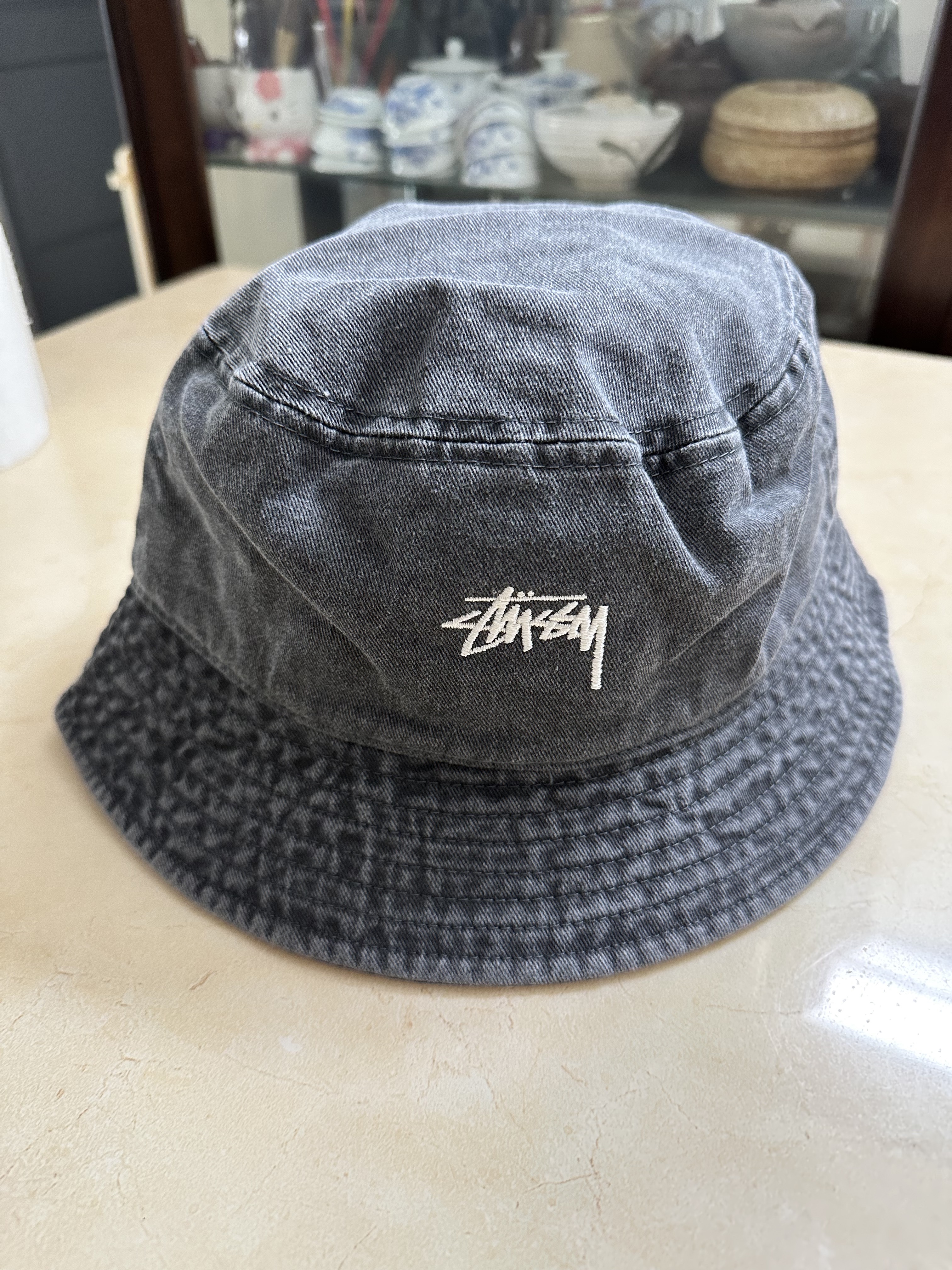 Stussy Washed Stock Bucket Hat Charcoal 착용 스타일