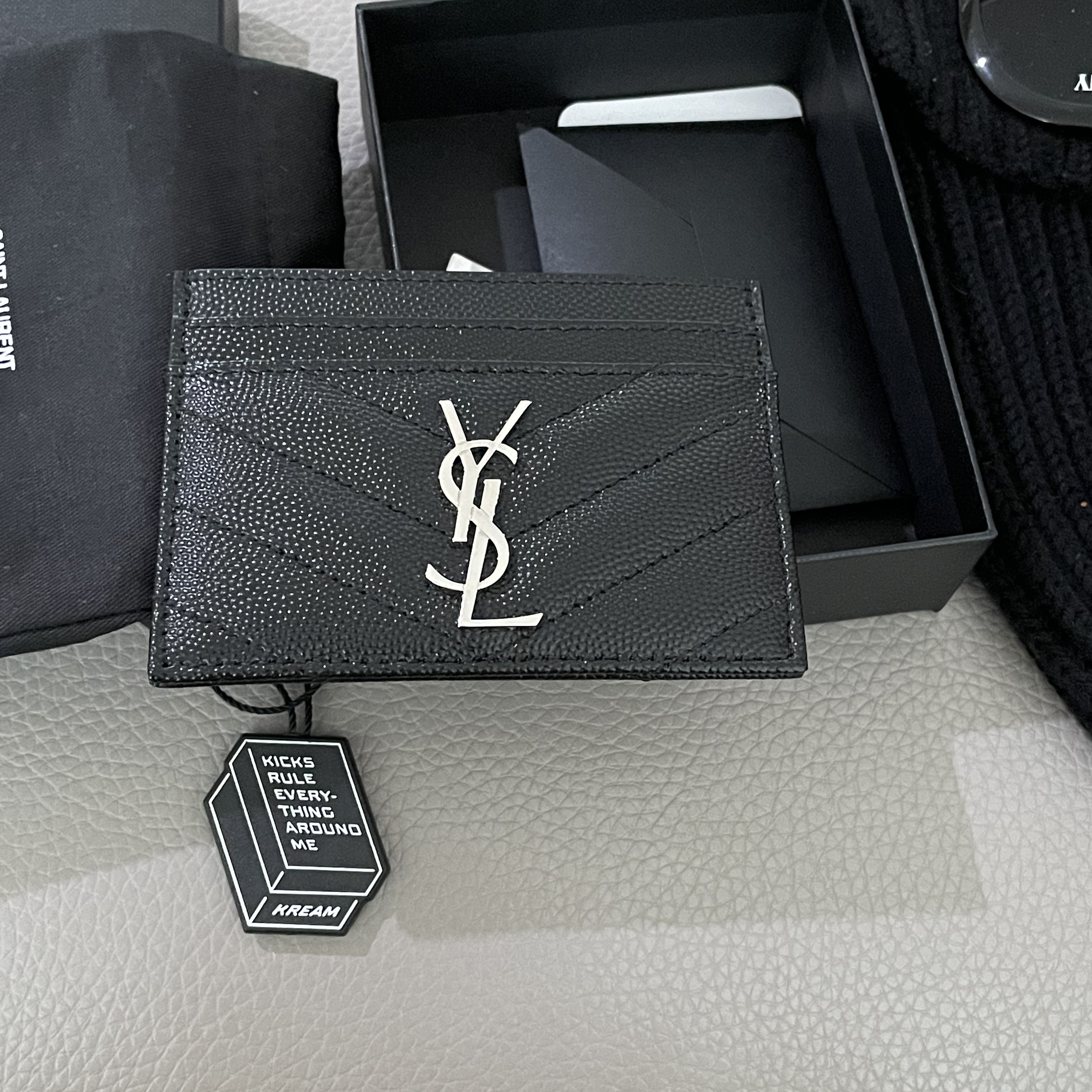 Saint Laurent Cassandre Matelasse Card Case in Grain De Poudre Embossed Leather Black 착용 스타일