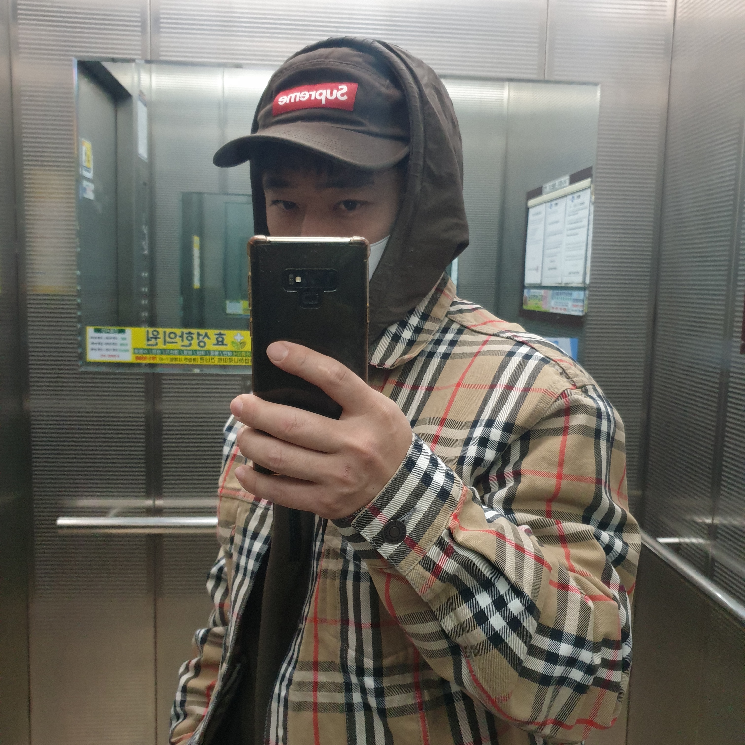 Supreme x Burberry Denim Trucker Jacket Beige - 22SS, Supreme Washed Chino Twill Camp Cap Brown - 21FW 착용 스타일
