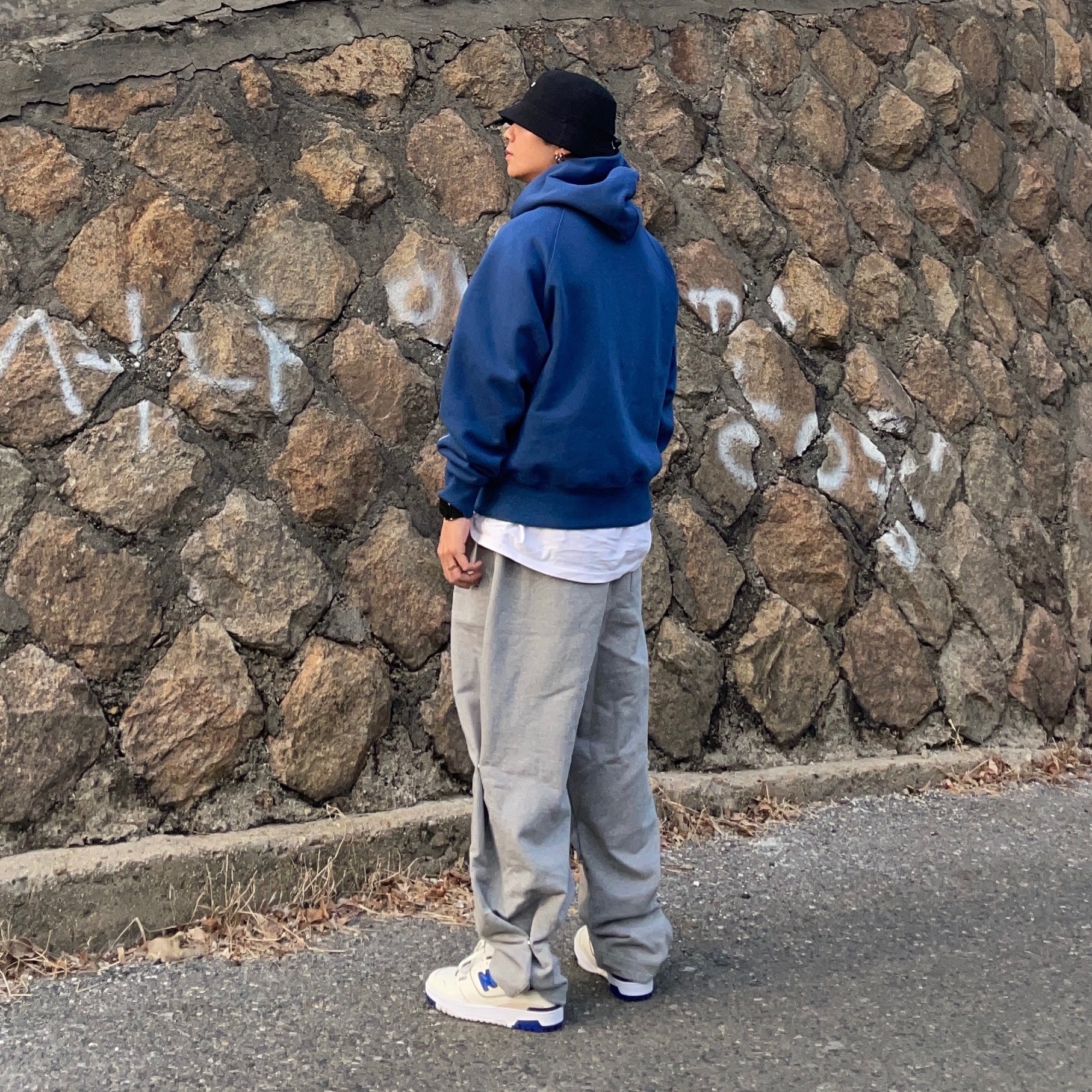 New Balance 550 Sea Salt Team Royal - D Standard 착용 스타일 - 2