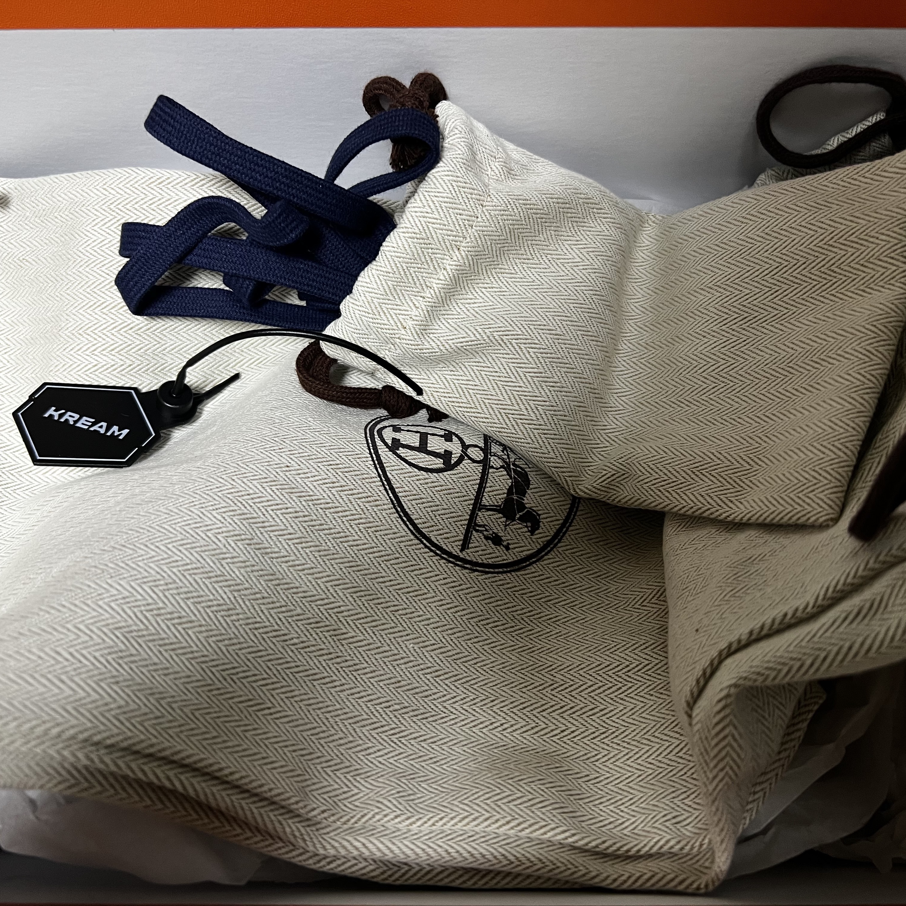 Hermes Bouncing Sneakers Calfskin Suede Goatskin & Blanc 착용 스타일 - 1