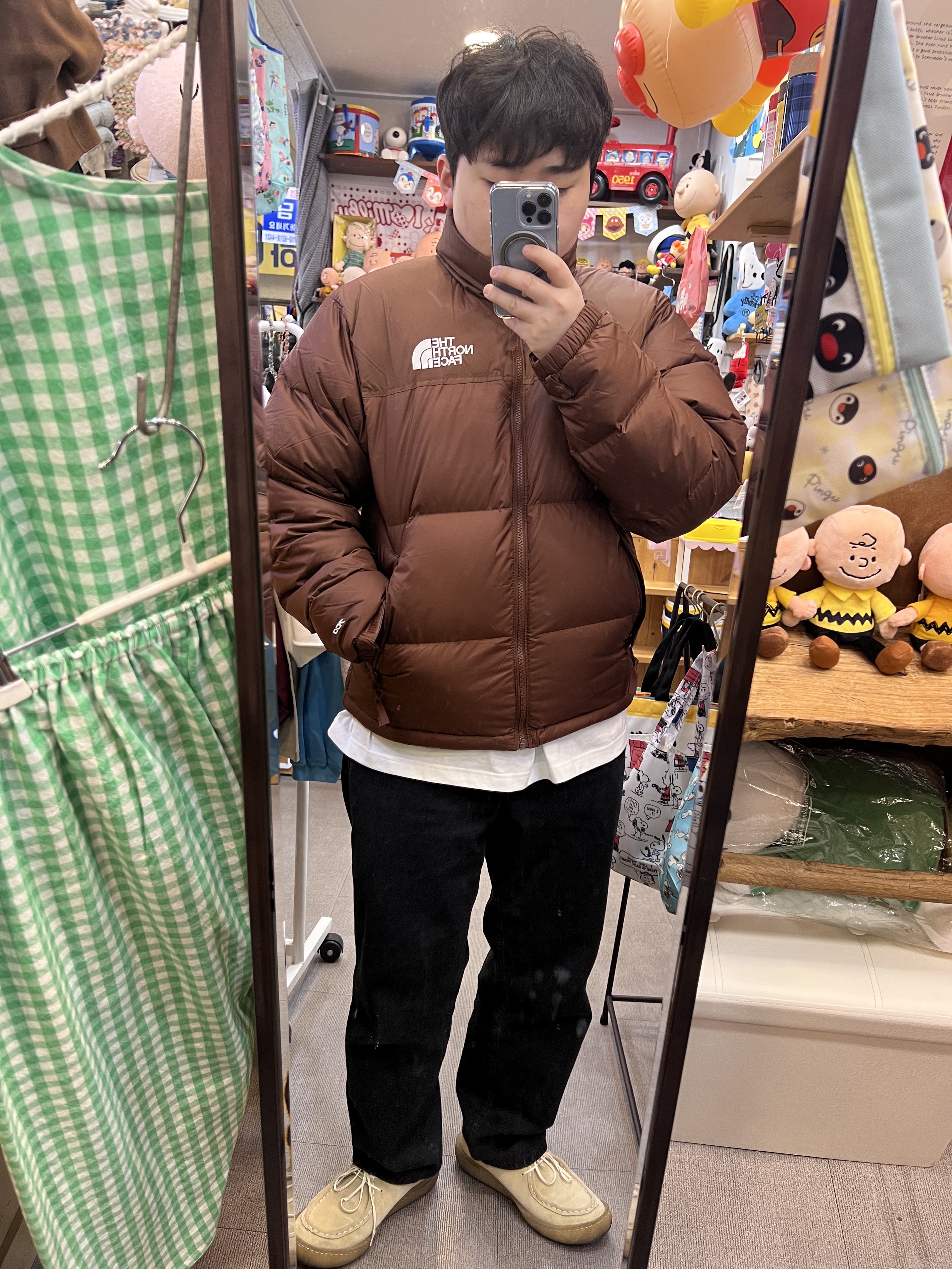 The North Face 1996 Retro Nuptse Jacket Dark Oak 착용 스타일