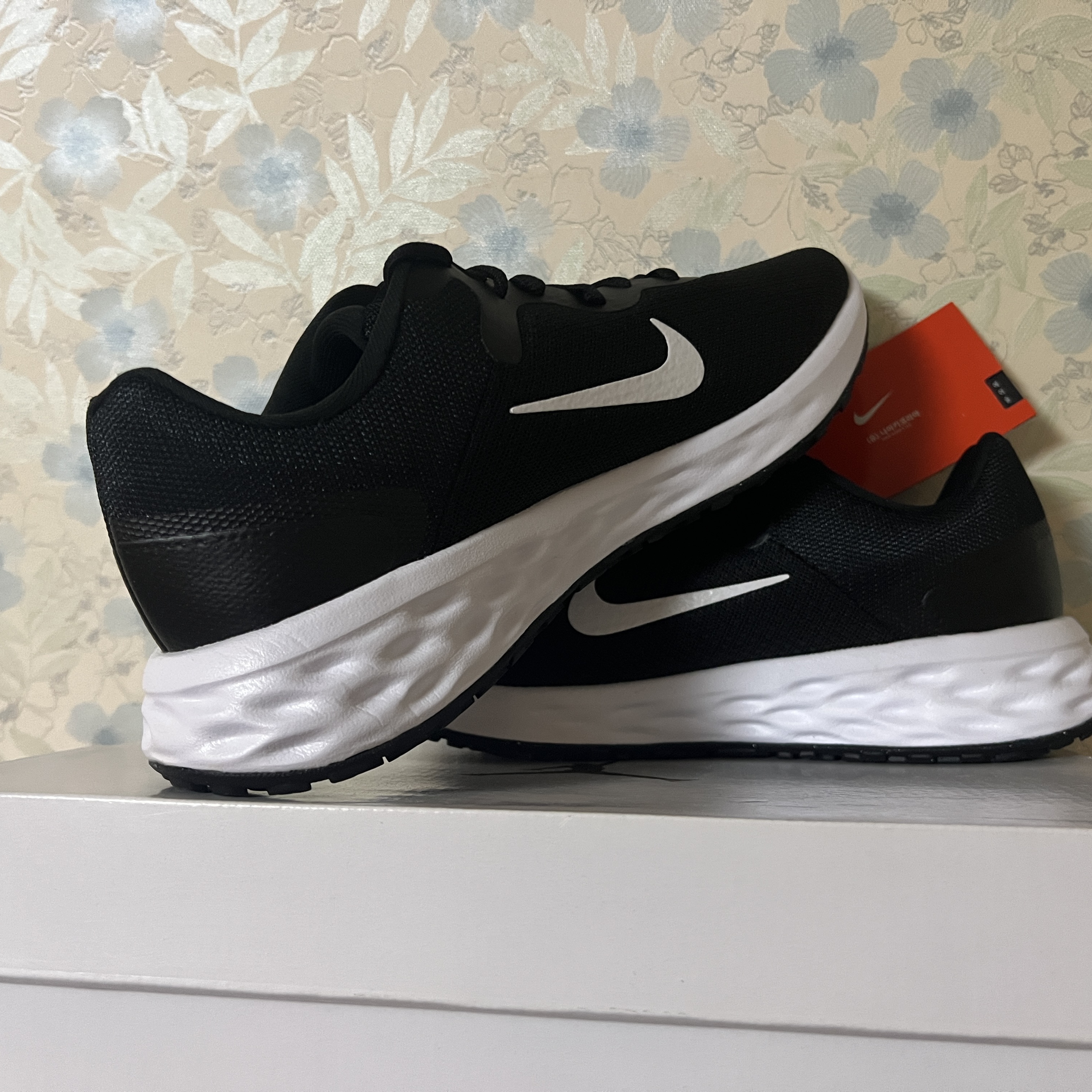 Nike Revolution 6 Next Nature Black Iron Grey White 착용 스타일