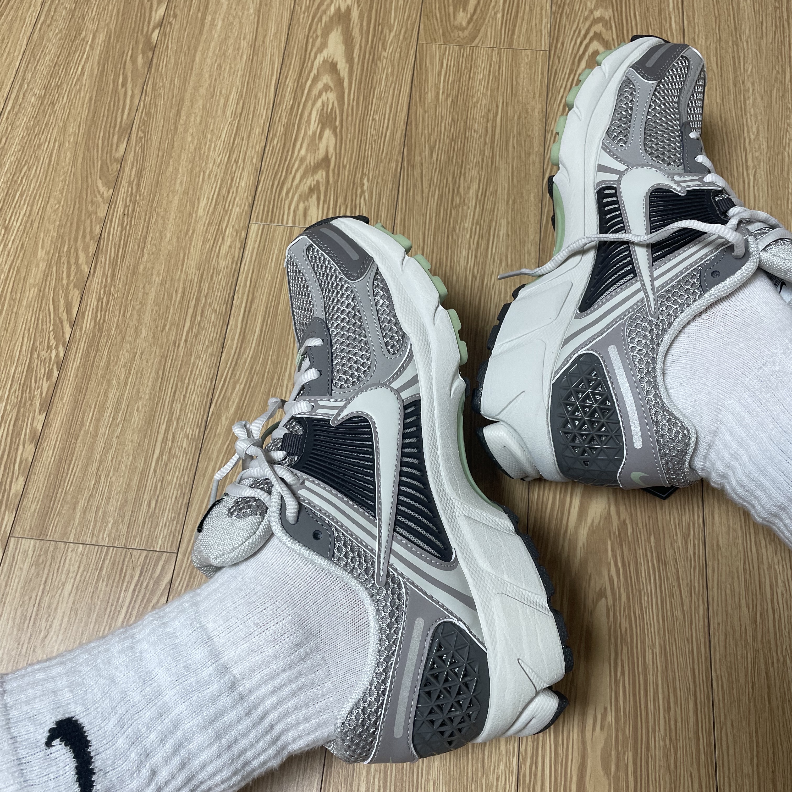 (W) Nike Zoom Vomero 5 Cobblestone and Flat Pewter 착용 스타일