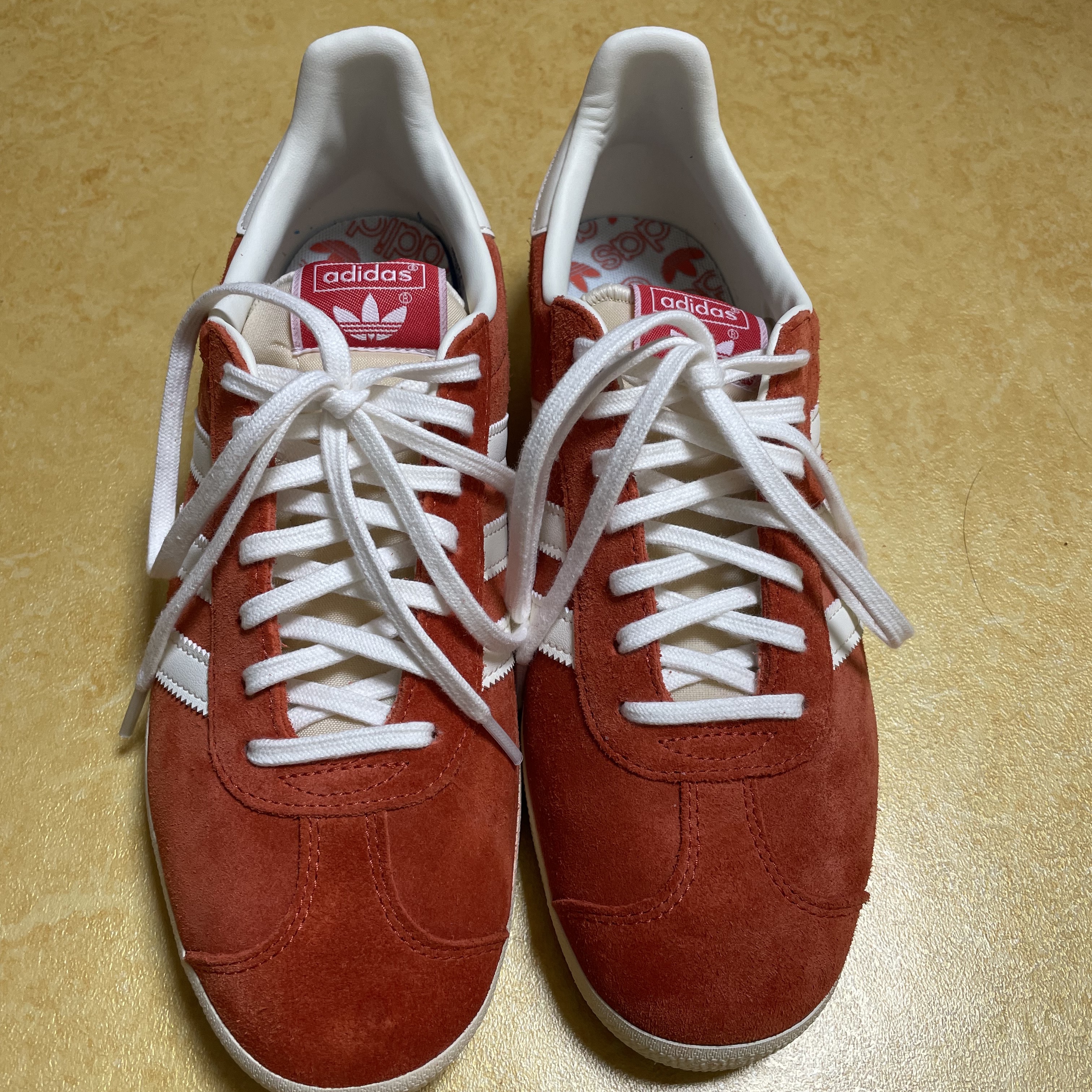 Adidas Gazelle Preloved Red Off White 착용 스타일 - 2