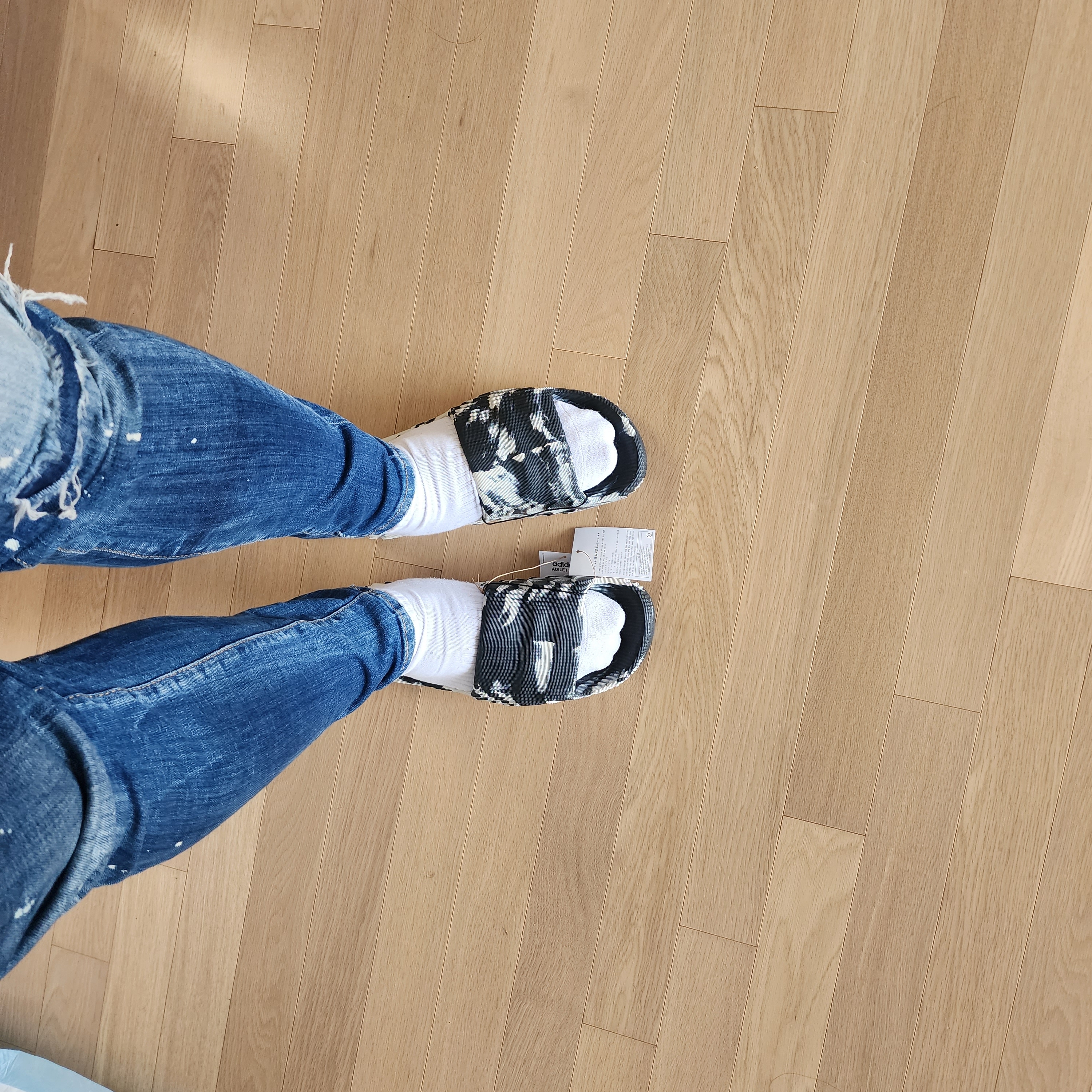 Adidas Adilette 22 Carbon Aluminium 착용 스타일 - 1