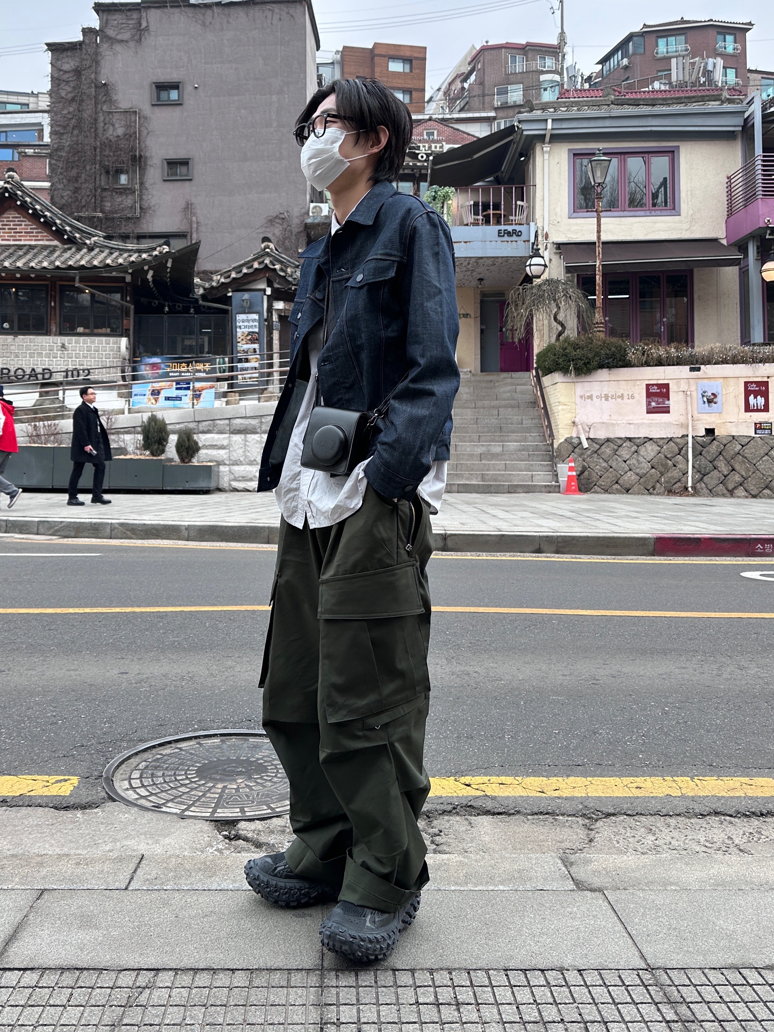 Balenciaga Defender Sneakers Black 착용 스타일 - 2