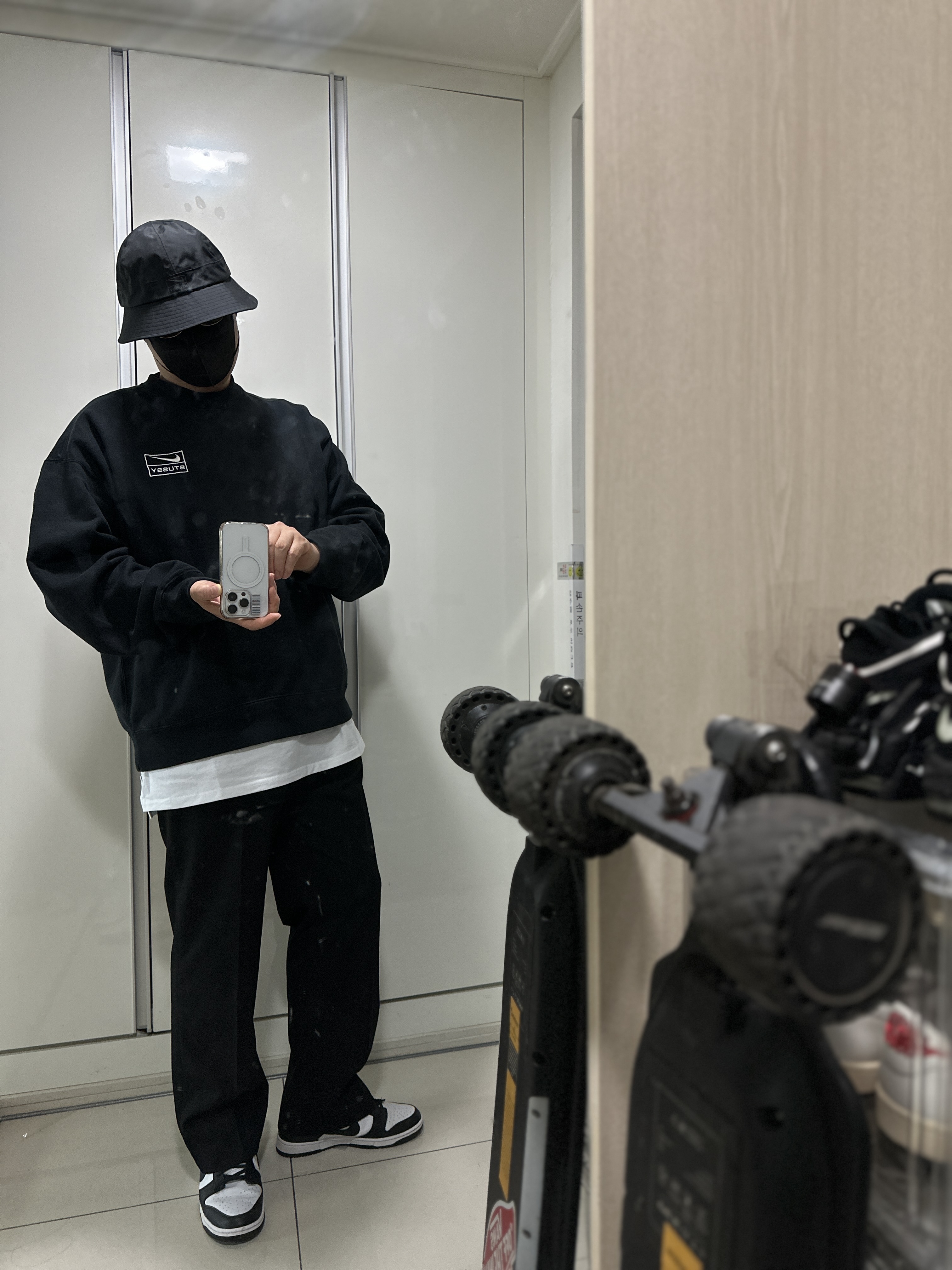 Nike x Stussy NRG Washed Fleece Crewneck Black (DO5310-010), Nike x Stussy NRG FL Storm-Fit Bucket Hat Black 착용 스타일