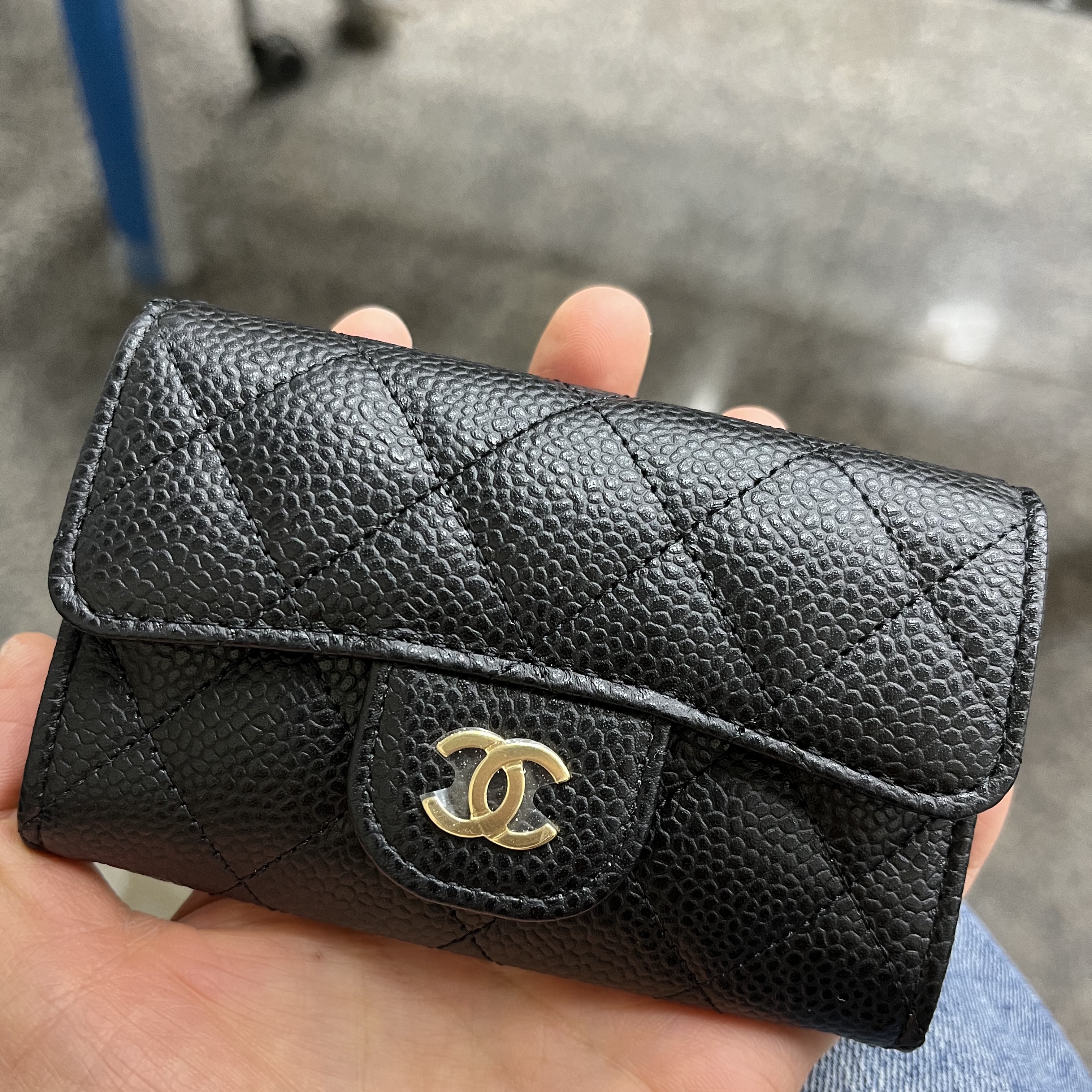 Chanel Classic Card Holder Grained Calfskin & Gold Black 착용 스타일