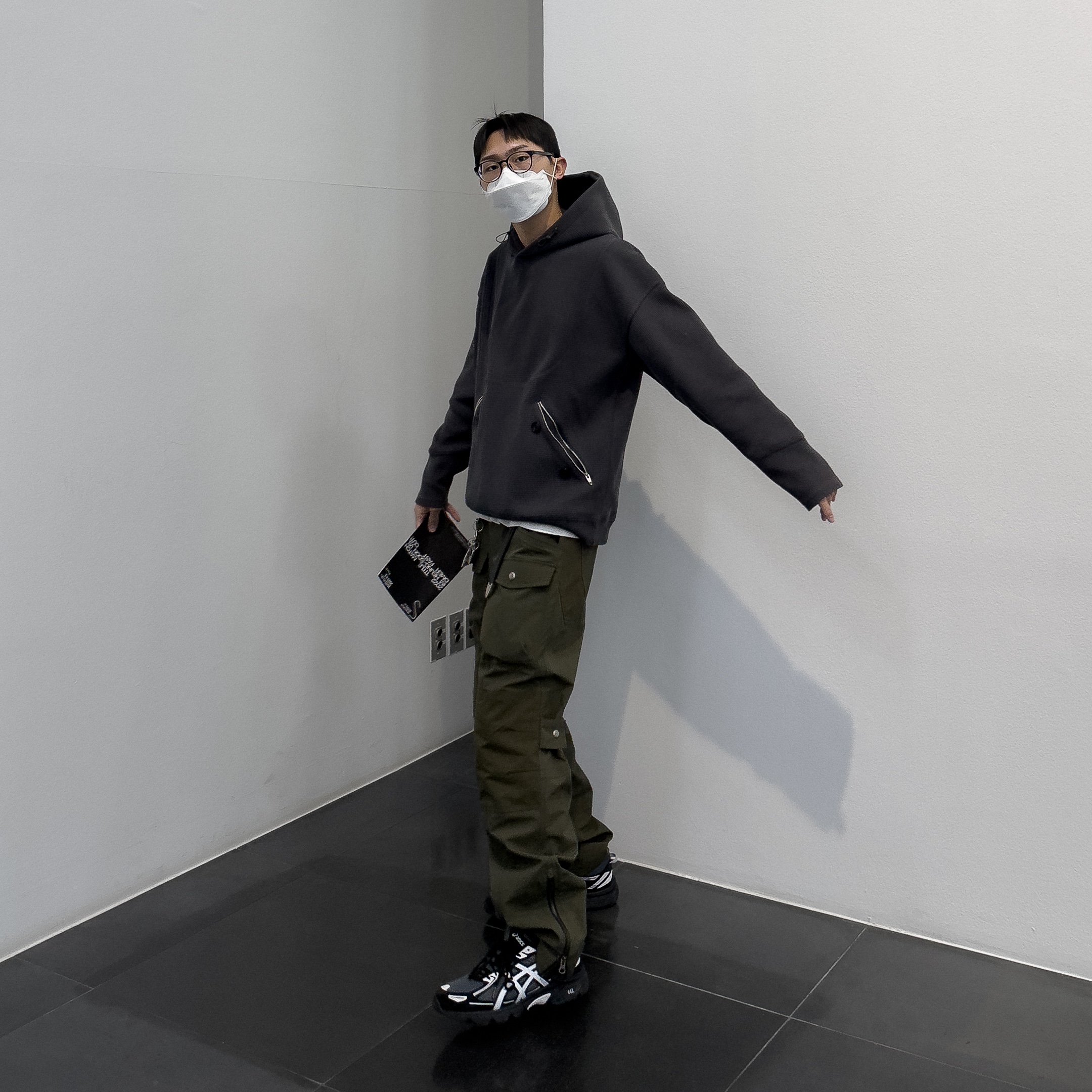 Asics Gel-Venture 6 Carrier Grey, Andersson Bell x Asics Cargo Pants Khaki 착용 스타일 - 1