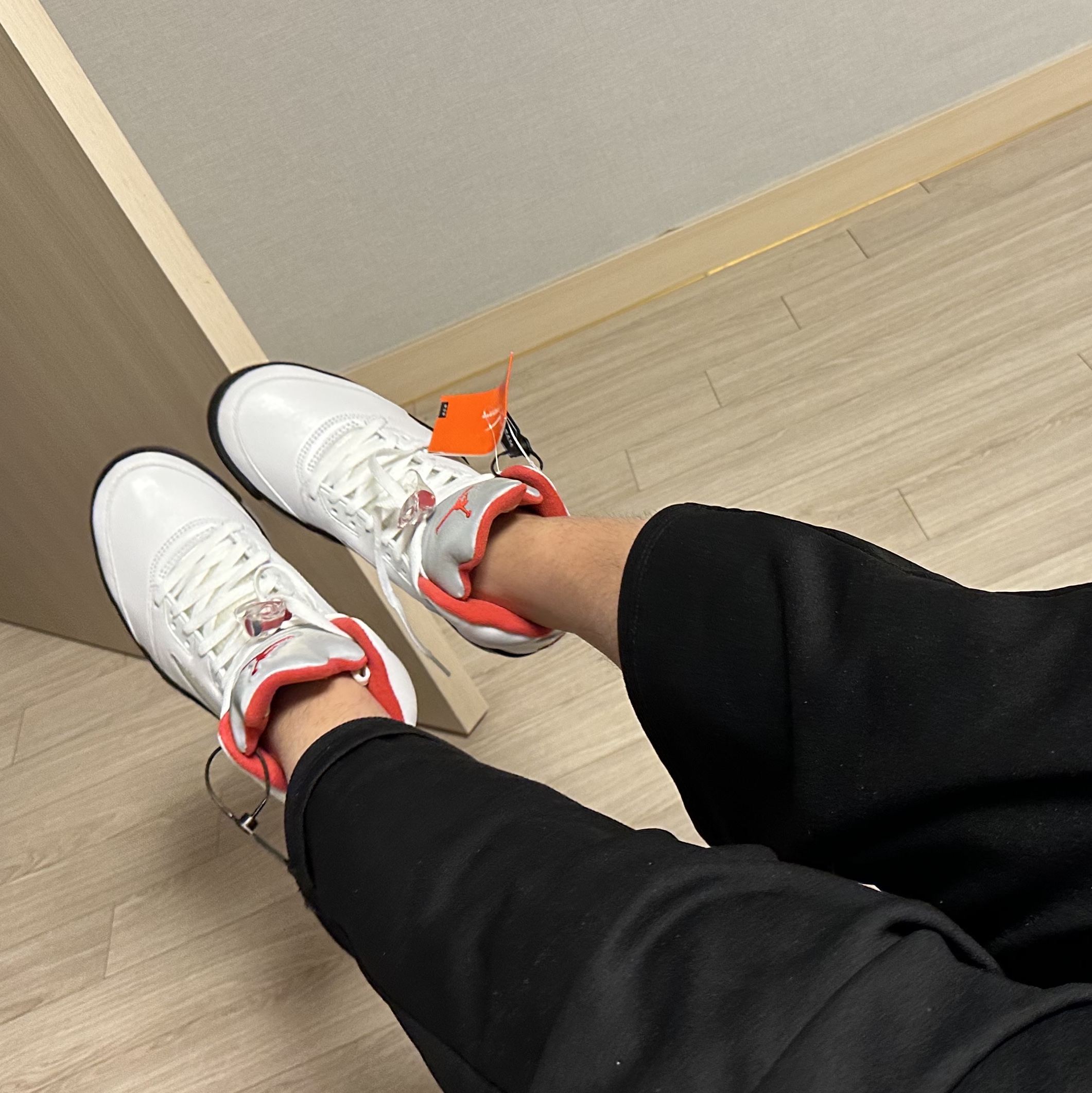 Jordan 5 Retro Fire Red Silver Tongue 2020 착용 스타일 - 3