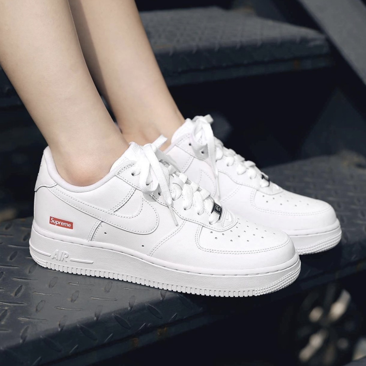 Nike x Supreme Air Force 1 Low White 착용 스타일 - 2