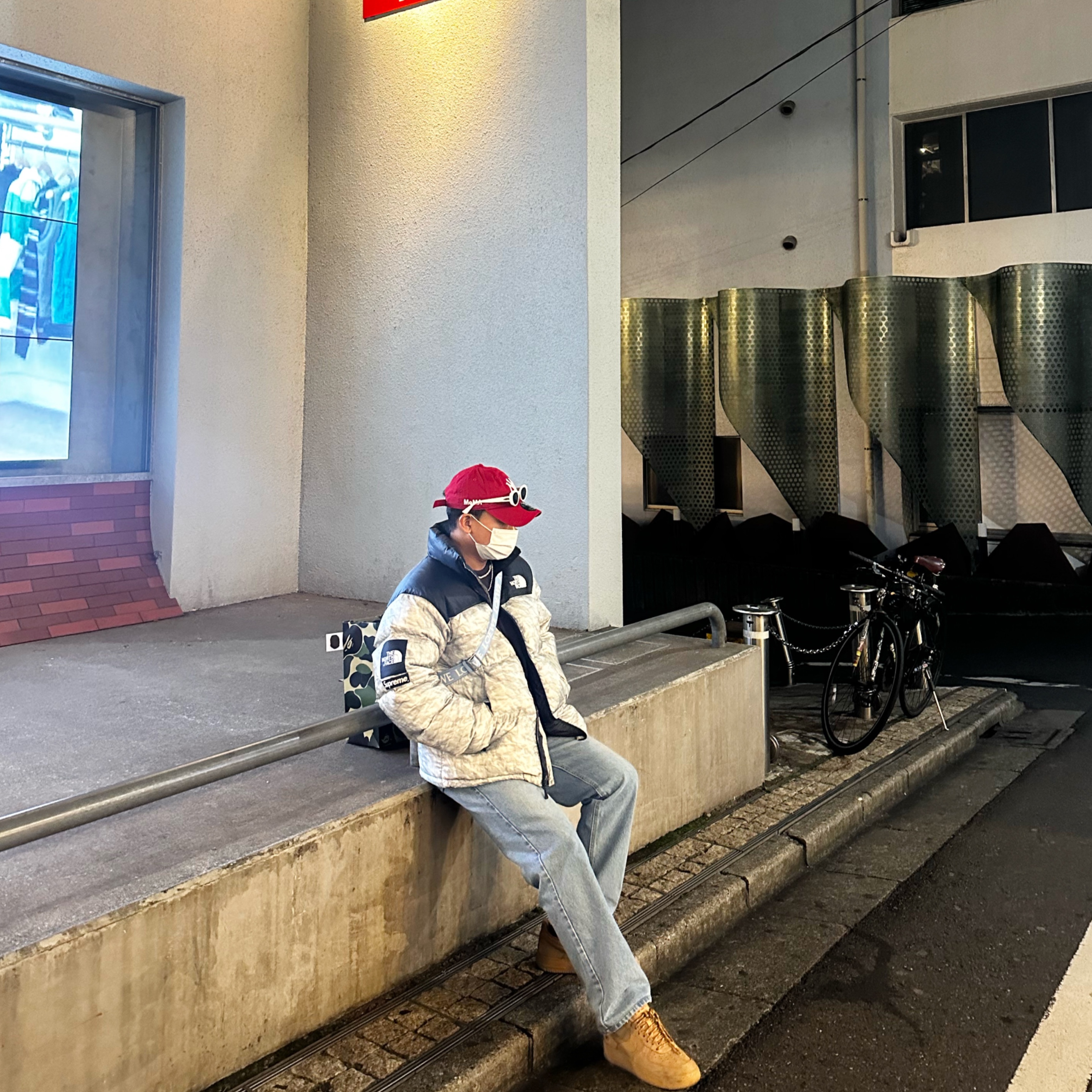 Supreme x The North Face Paper Print Nuptse Jacket - 19FW, Nike Air Force 1 '07 WB Flax 착용 스타일