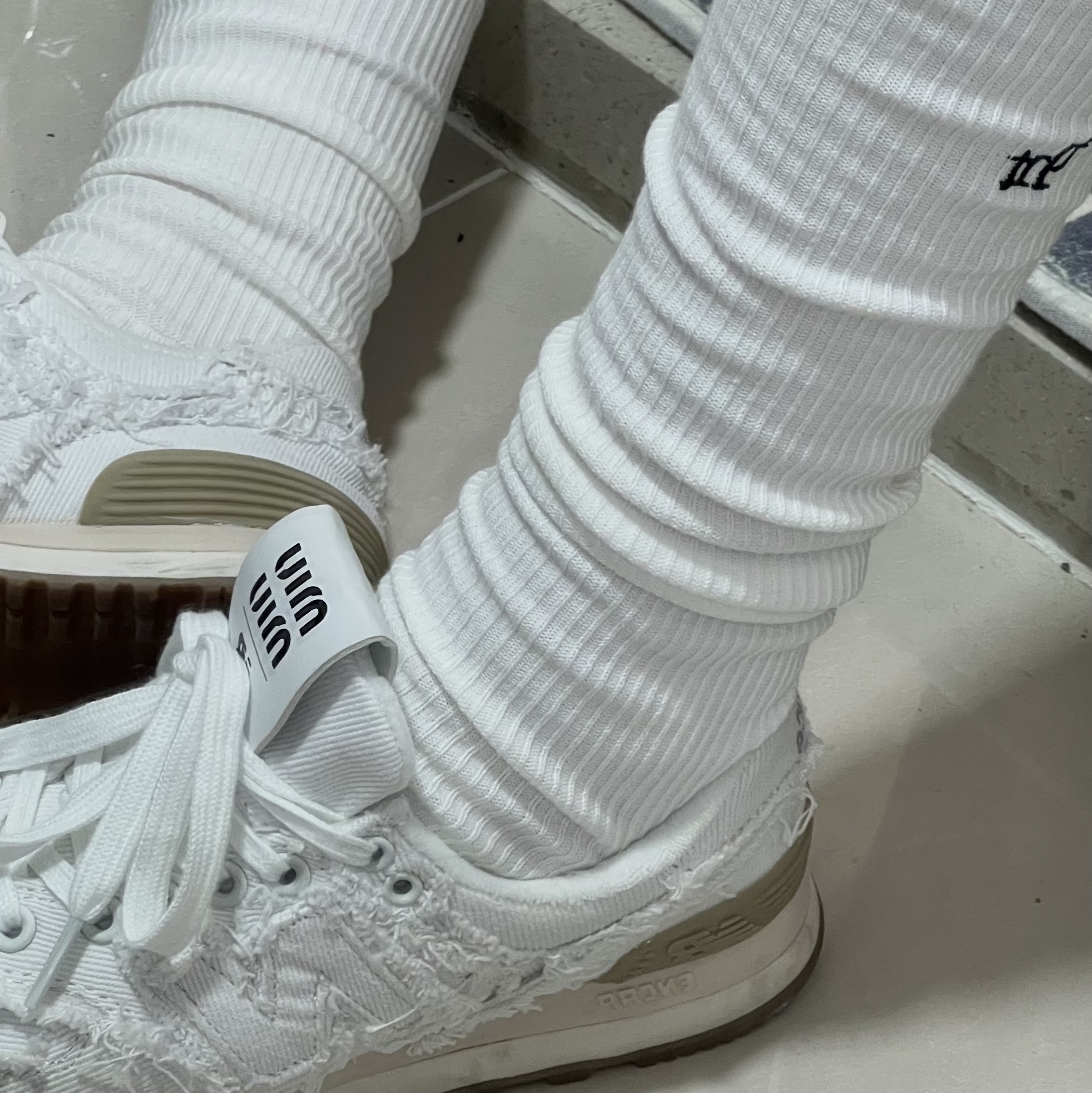 (W) New Balance x Miu Miu 574 Denim White 착용 스타일 - 1