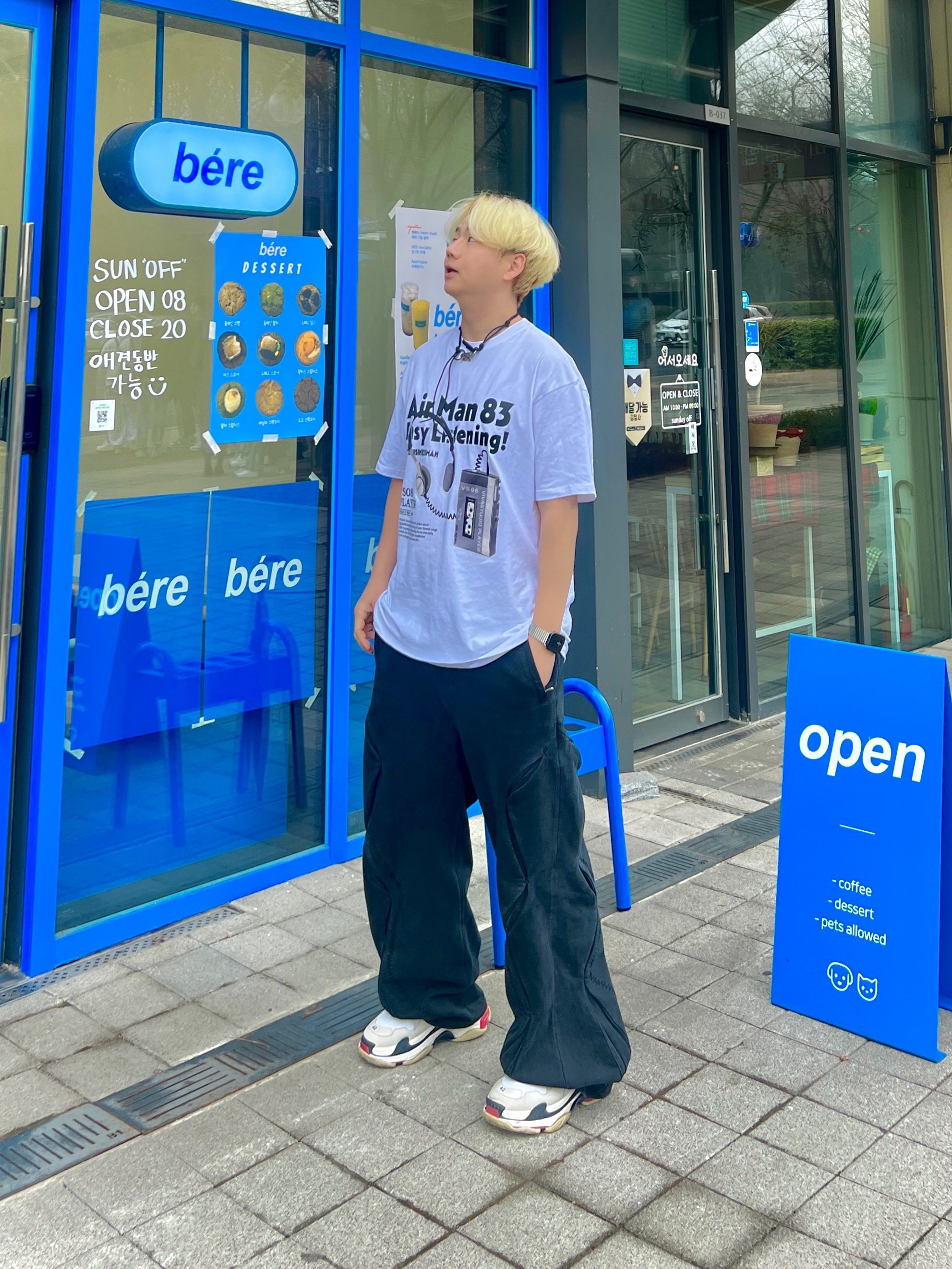 Balenciaga Triple S White Black Red 2019, Our Legacy Ladon Leather Keychain Black 착용 스타일 - 1