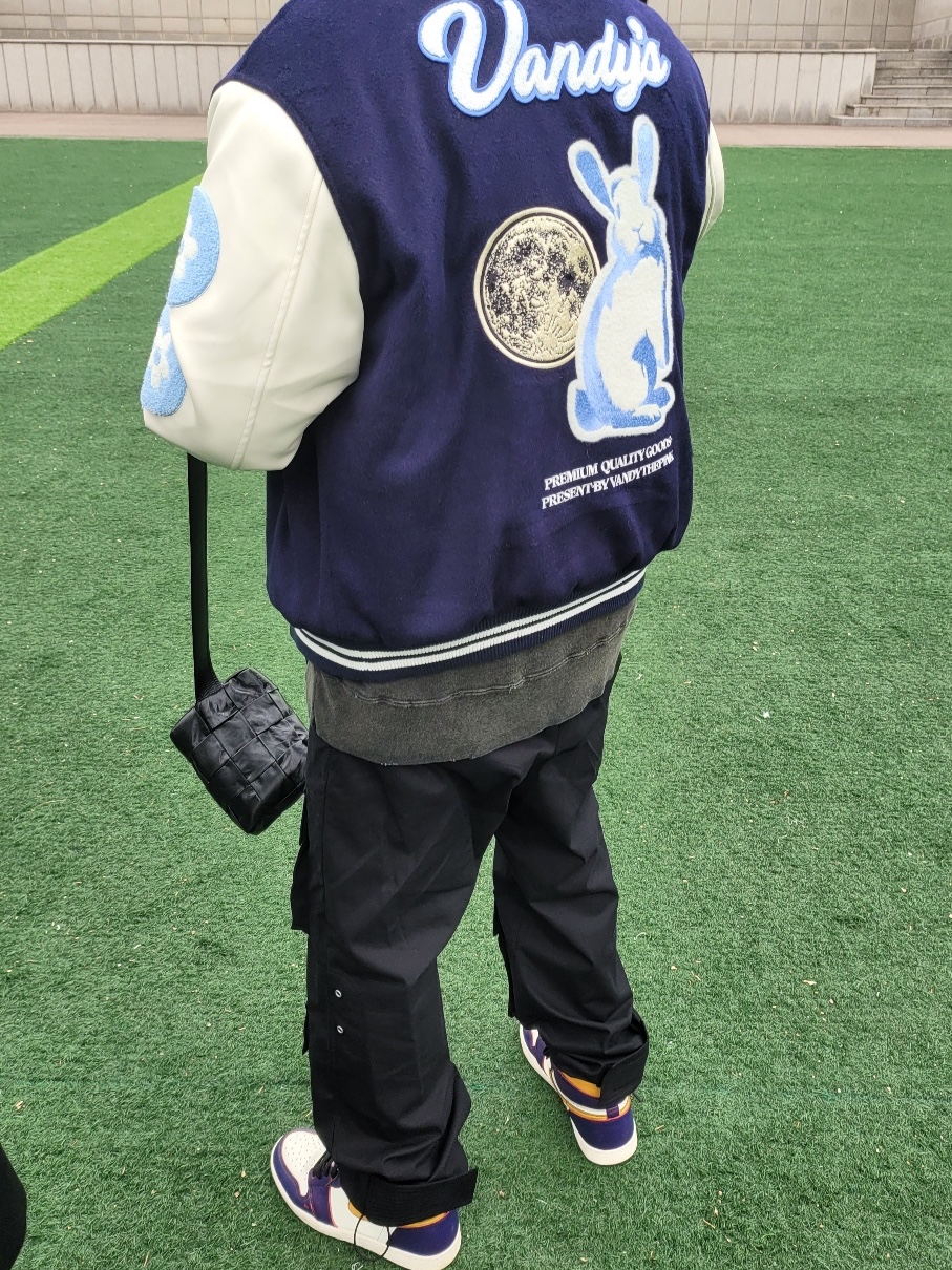 Vandy The Pink Rabbit Varsity Jacket, Bottega Veneta Cassette Sling Bag Black Parakeet 착용 스타일