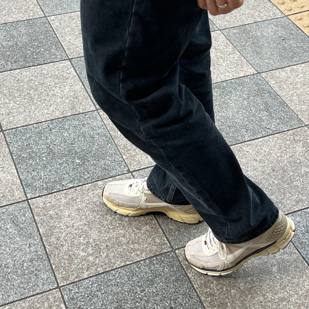 (W) Nike Zoom Vomero 5 Oatmeal 착용 스타일