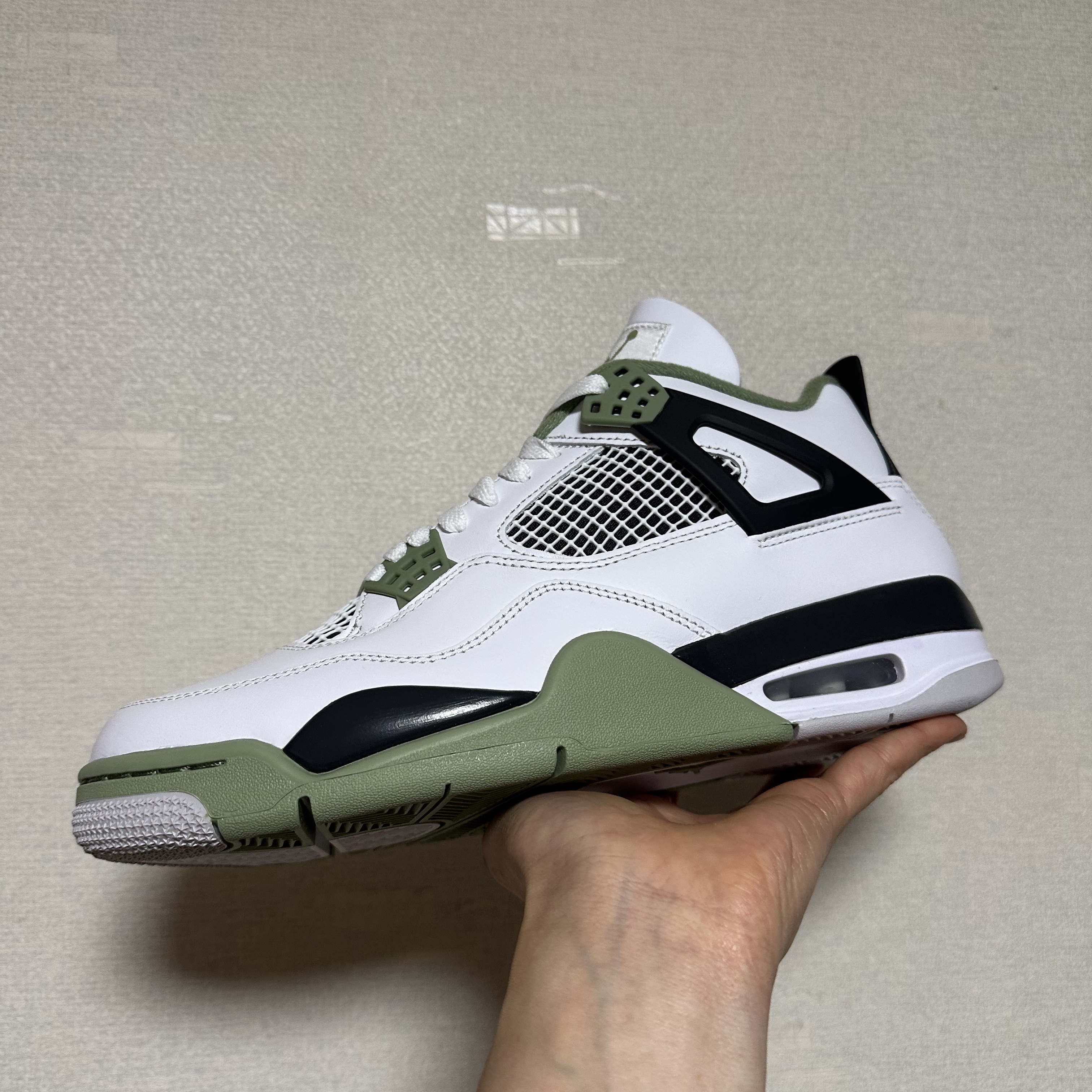 (W) Jordan 4 Retro Oil Green 착용 스타일 - 1