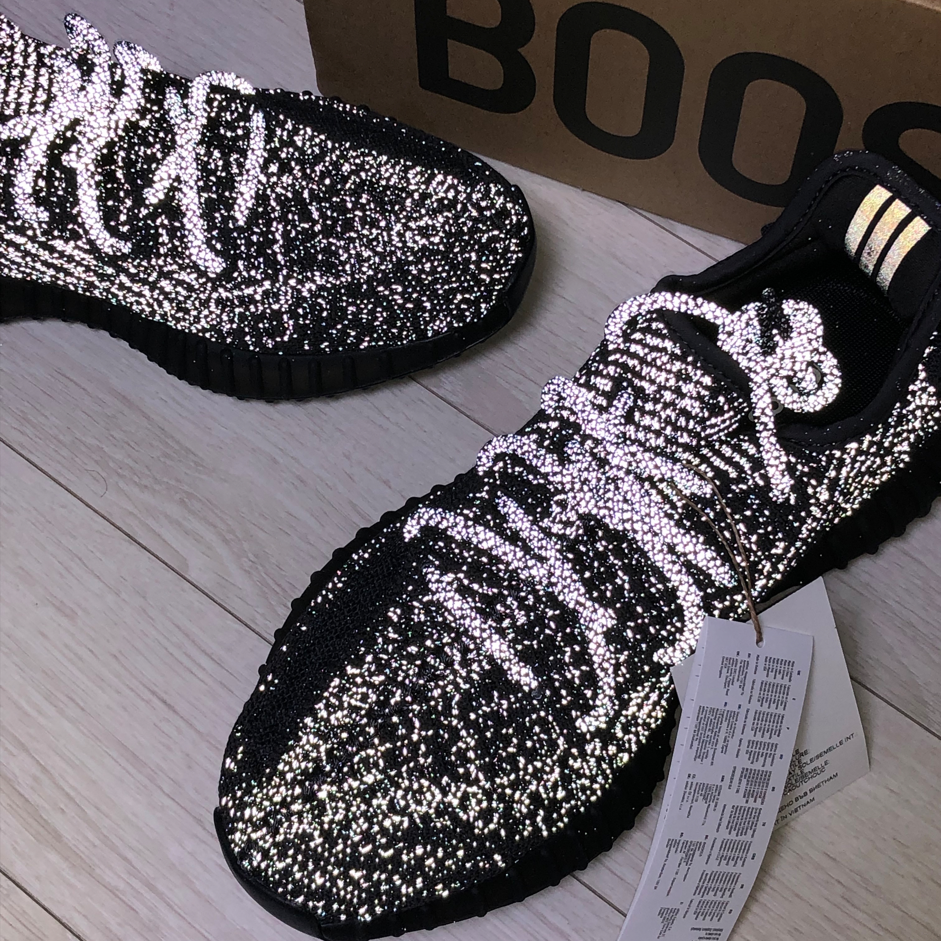 Adidas Yeezy Boost 350 V2 Black - Reflective 착용 스타일