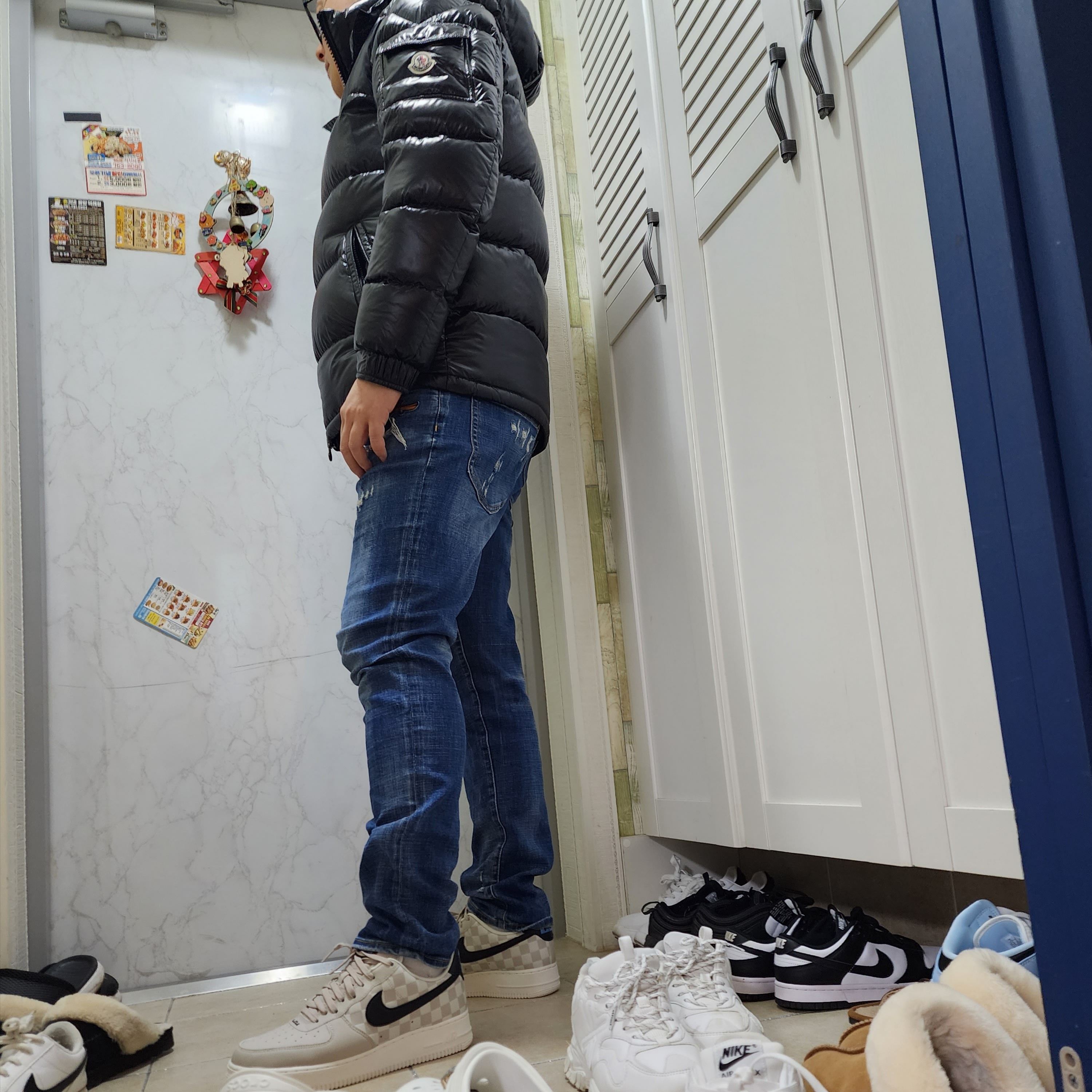 Nike Air Force 1 '07 QS LBJ, Moncler Maya Short Down Jacket Black - 22FW 착용 스타일 - 1