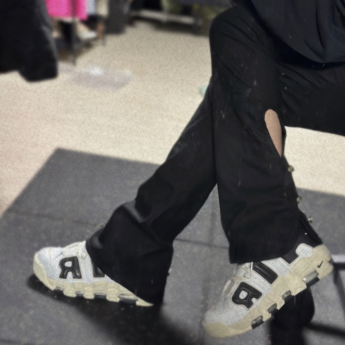 (W) Nike Air More Uptempo Summit White Light Orewood Brown 착용 스타일 - 1