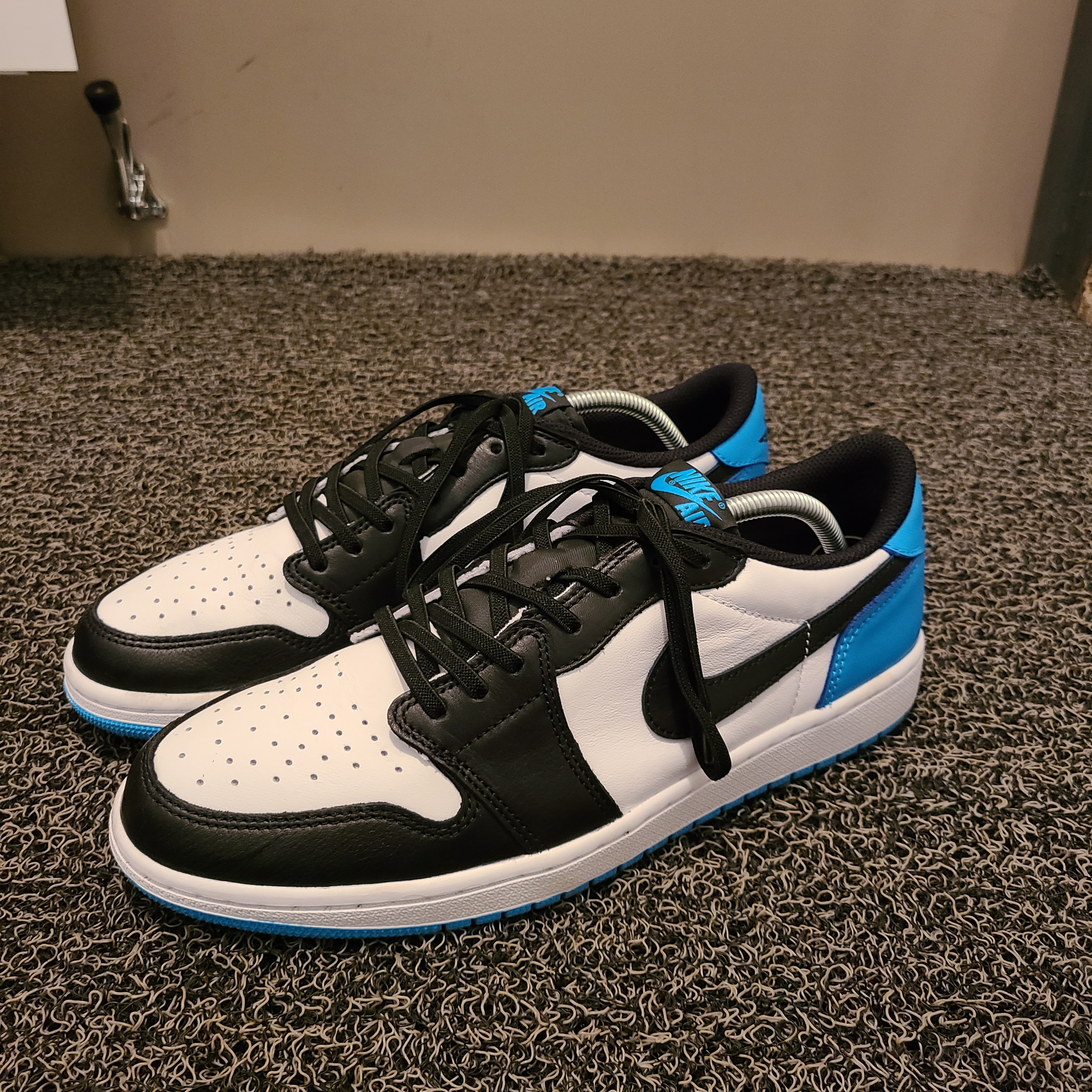 Jordan 1 Retro Low OG Black and Dark Powder Blue 착용 스타일