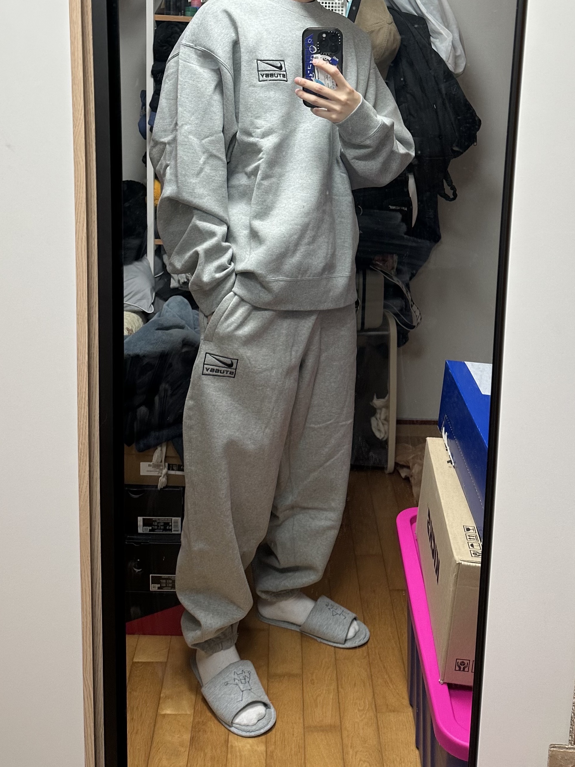 Nike x Stussy NRG Fleece Crewneck Dark Grey Heather (DO9337-063), Nike x Stussy NRG Fleece Pants Dark Grey Heather (DO9340-063) 착용 스타일 - 1