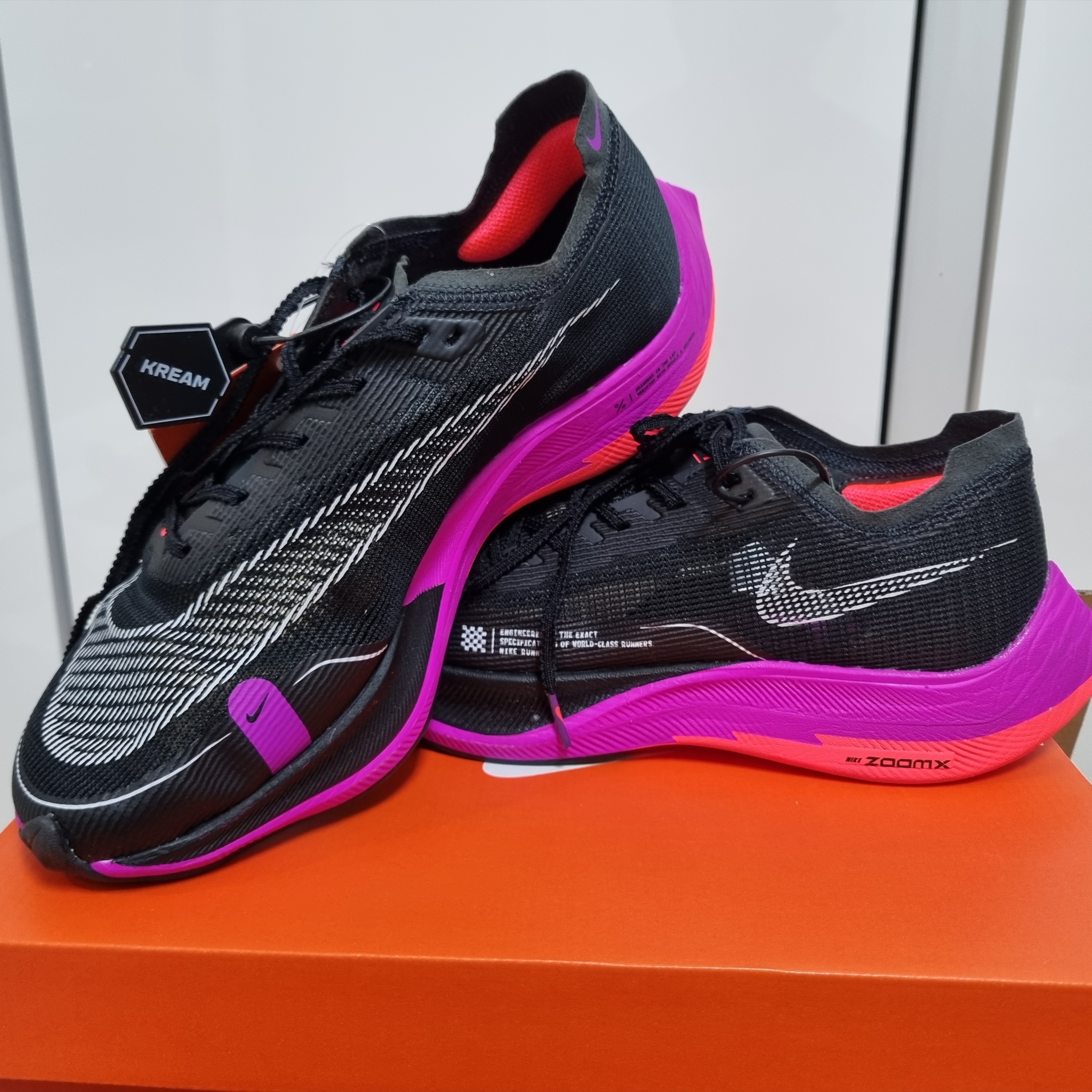 Nike ZoomX Vaporfly Next% 2 Black Flash Crimson 착용 스타일