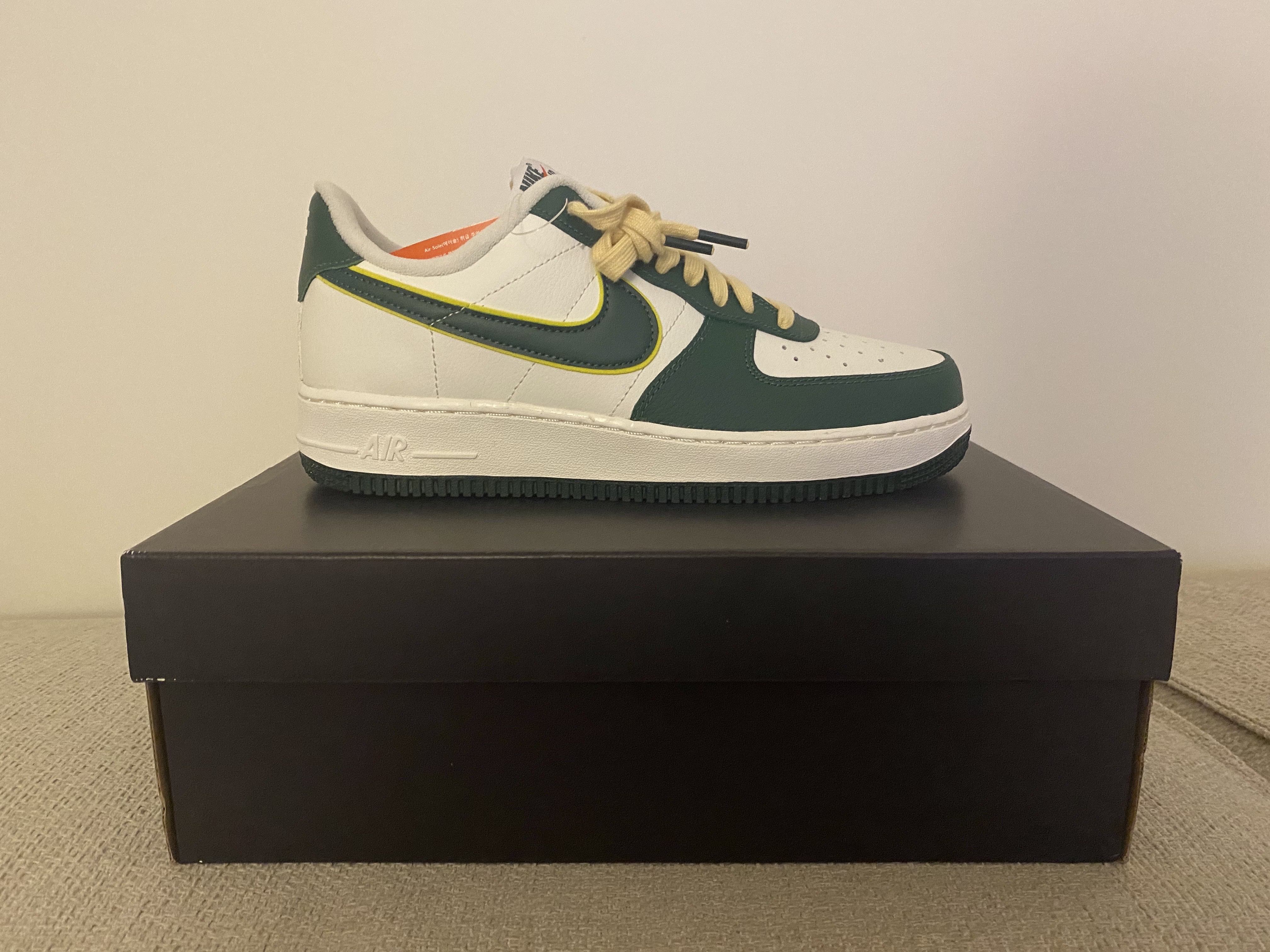 Nike Air Force 1 '07 LV8 Sail Noble Green 착용 스타일