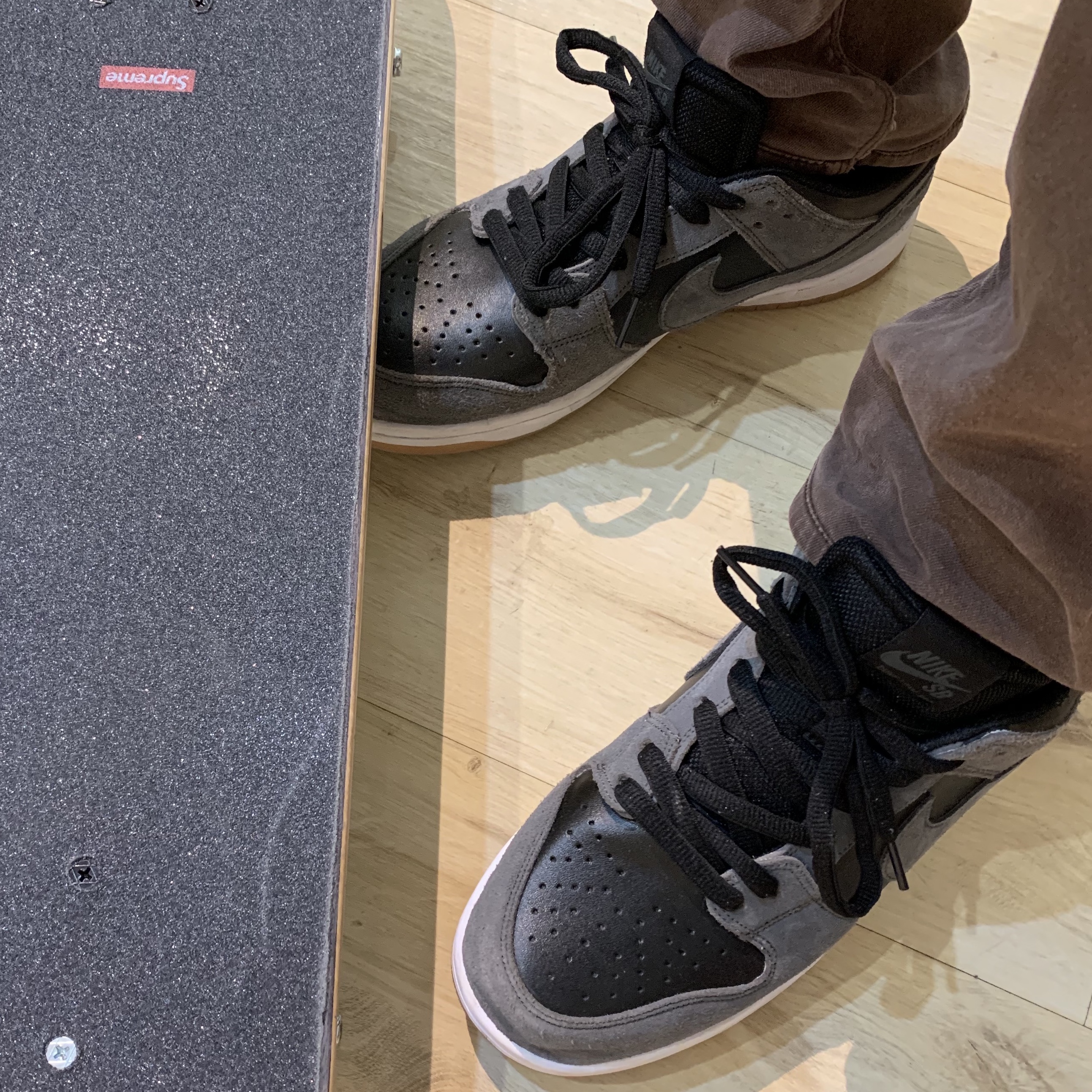 Nike SB Dunk Low Dark Grey Black Gum 착용 스타일 - 3