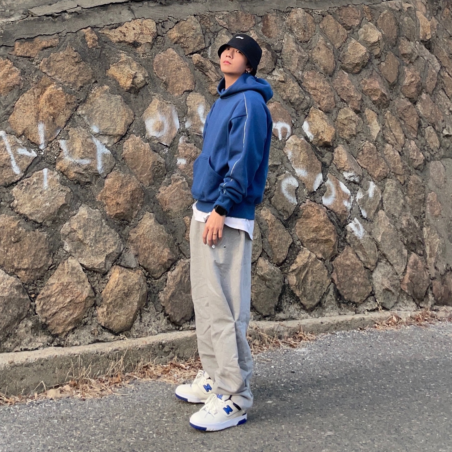 New Balance 550 Sea Salt Team Royal - D Standard 착용 스타일 - 1