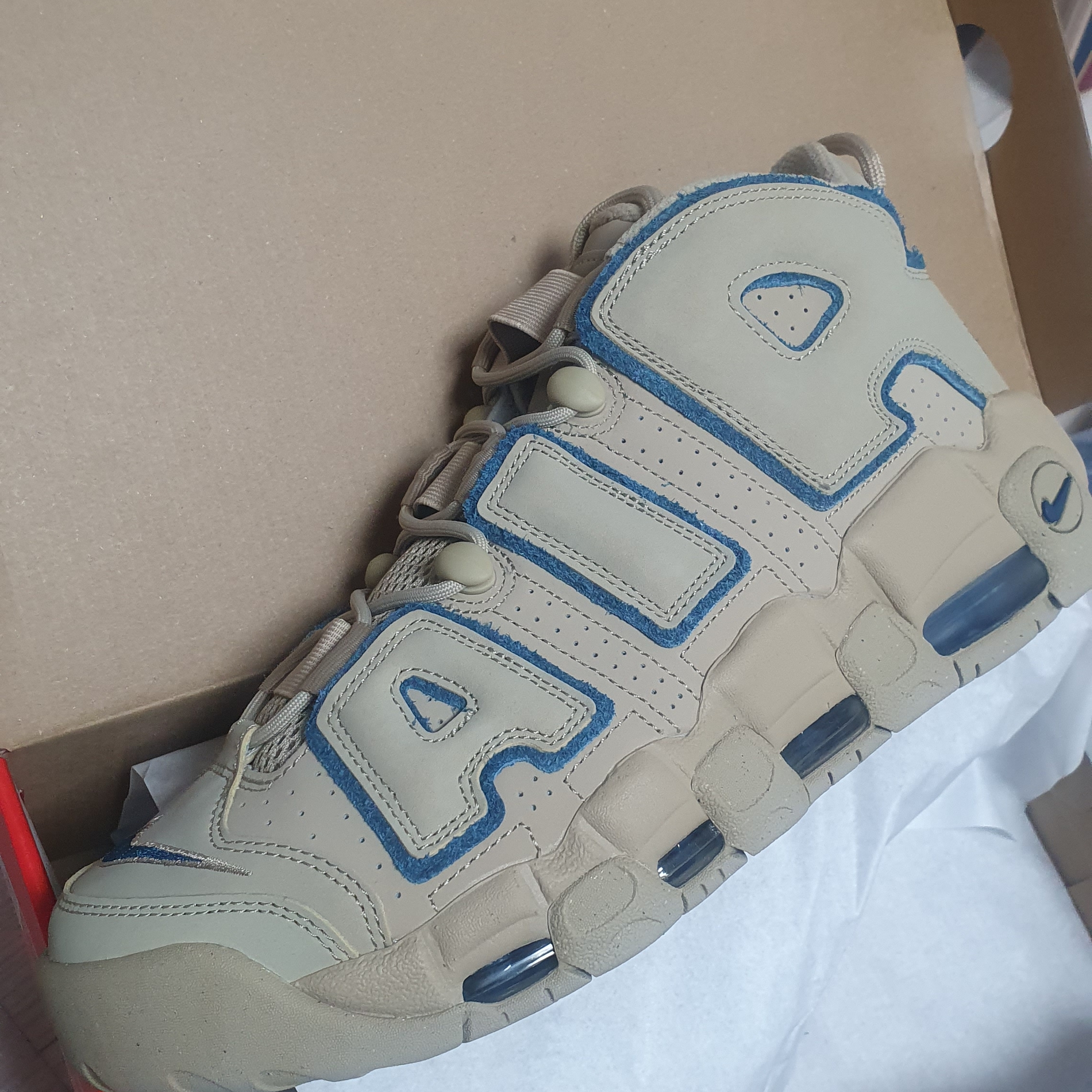 Nike Air More Uptempo Limestone and Valerian Blue 착용 스타일