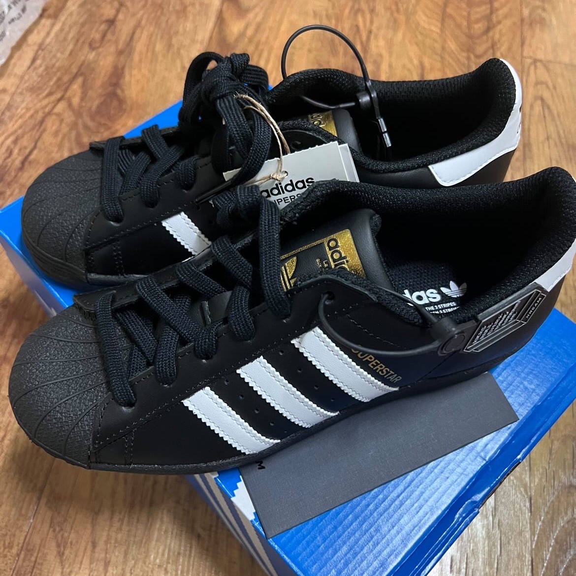Adidas Superstar Core Black White 착용 스타일 - 1