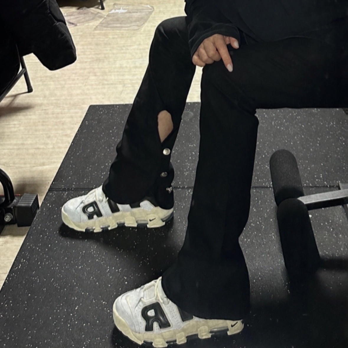(W) Nike Air More Uptempo Summit White Light Orewood Brown 착용 스타일 - 2