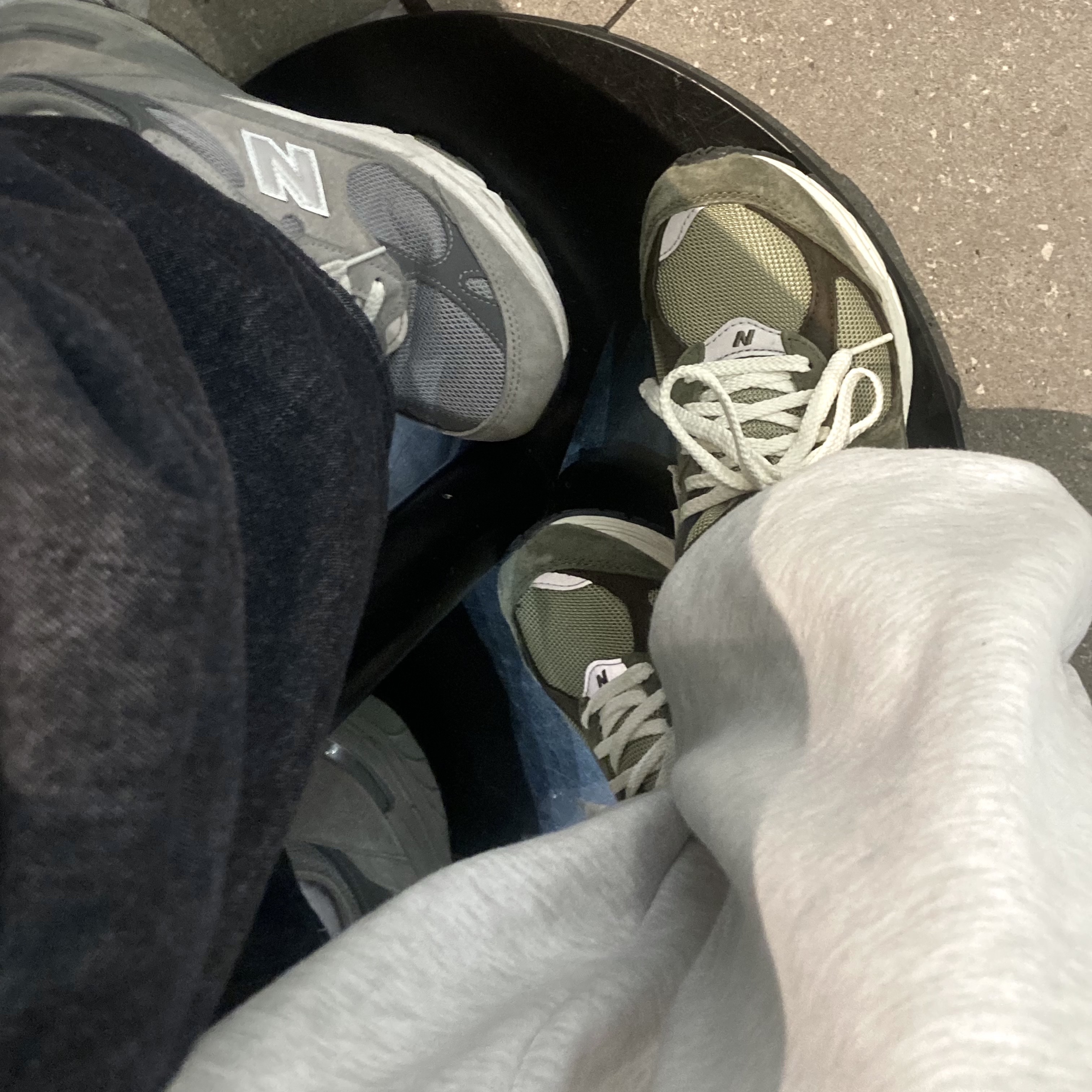 New Balance 2002R Special Vintage Khaki 착용 스타일