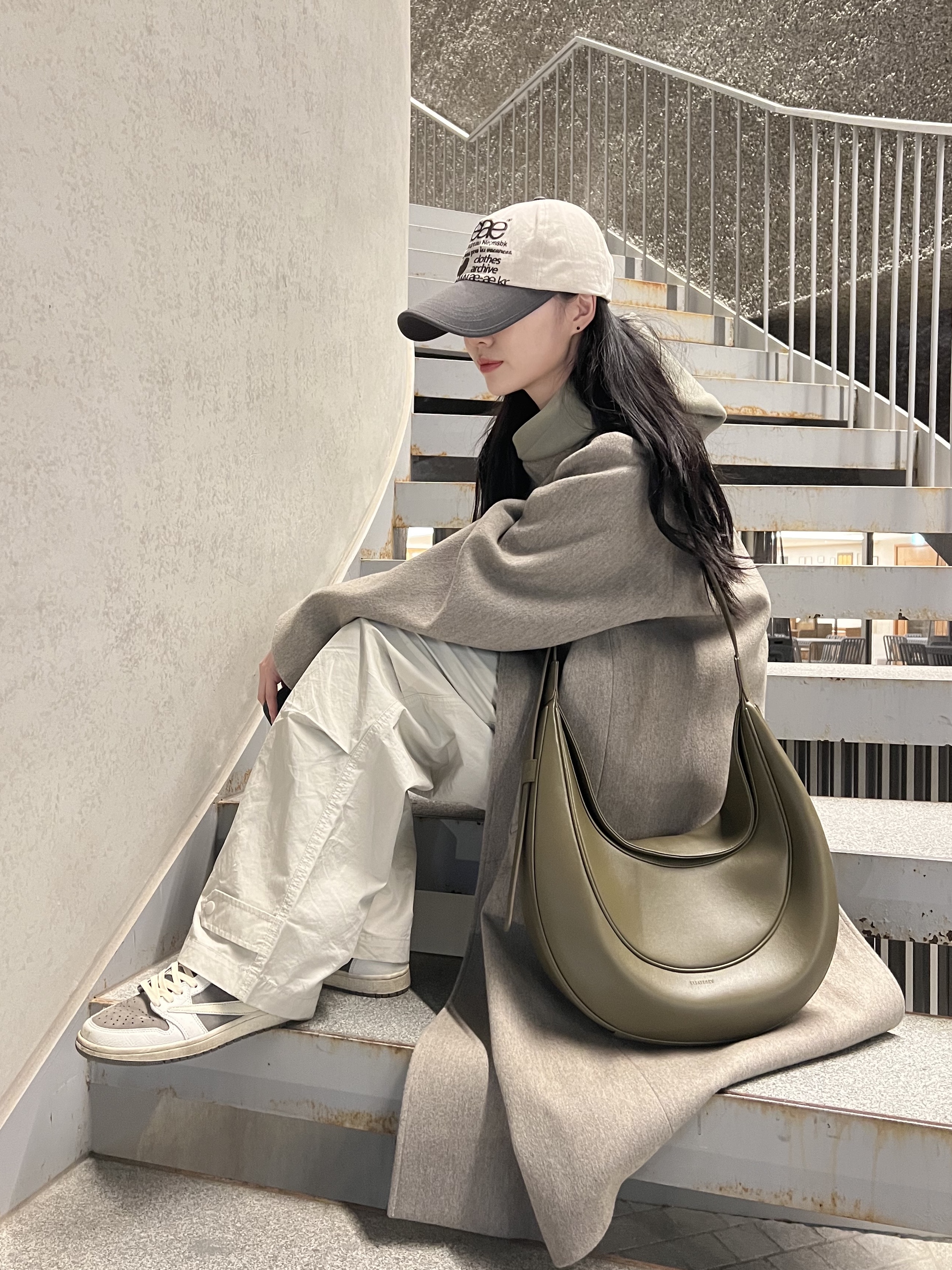 Jordan 1 x Travis Scott Retro Low OG SP Sail and Ridgerock, IAB Studio Hoodie Olive 착용 스타일 - 1