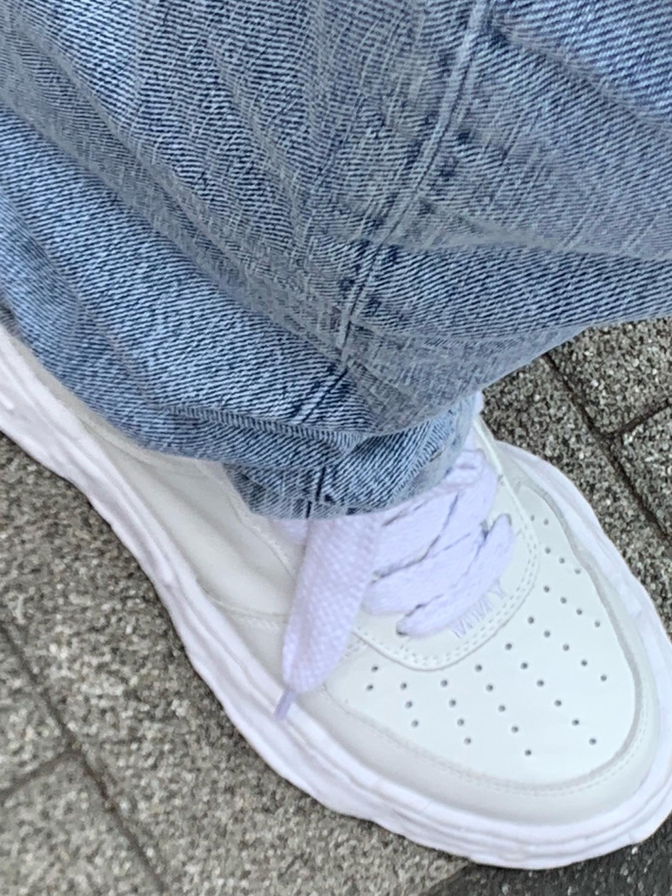 Maison Mihara Yasuhiro Wayne OG Sole Leather Low-top Sneakers White 착용 스타일 - 2